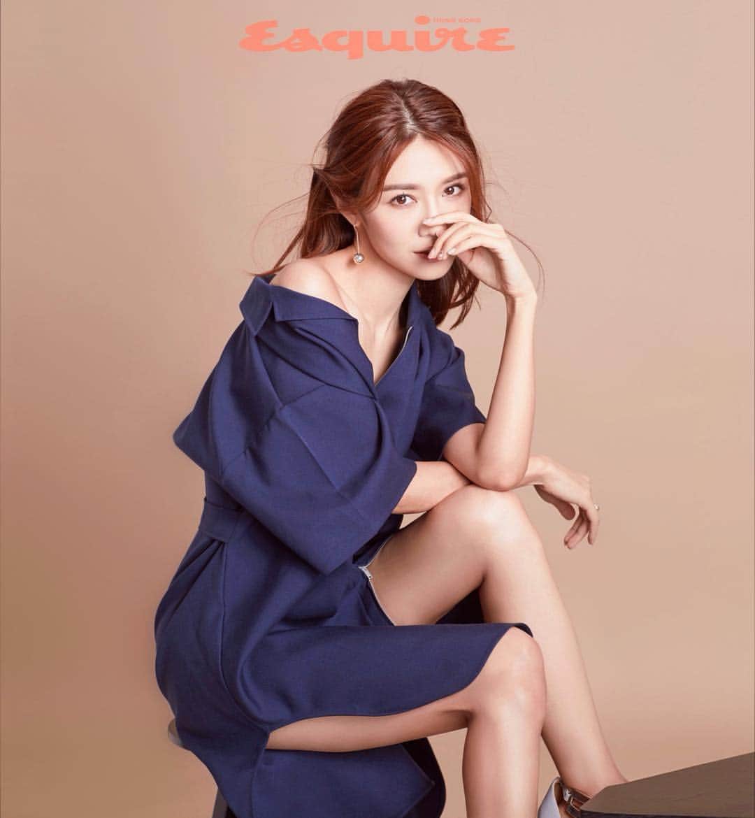 Elva Niさんのインスタグラム写真 - (Elva NiInstagram)「I’m not lazy  I’m on energy saving mode 🔋 . . . . #tuesdayvibes  @esquirehk 📸@tylerli_  Makeup @kayte  Hair @carriecammy」3月20日 13時04分 - misselvani