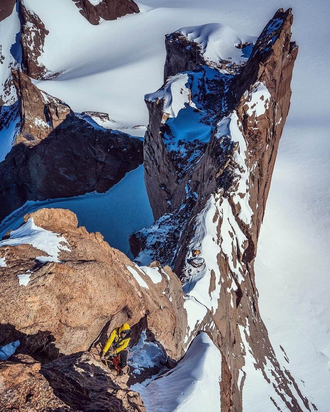 ナショナルジオグラフィックさんのインスタグラム写真 - (ナショナルジオグラフィックInstagram)「Photo by @jimmychin | I always find it remarkable how much work it takes to find simplicity and clarity. @conrad_anker enjoys the moment and some of the finer elements of life—singular purpose, a good view, and a little sunshine—Ulvetanna, Queen Maud Land. For a little perspective, zoom in to see our epic campsite below. For more images of adventures in Antarctica follow @jimmychin.」3月20日 12時56分 - natgeo