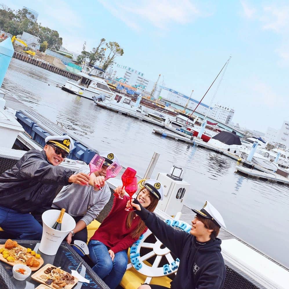 のインスタグラム：「🍖 . . 晴れた日は船上バーベキュー🛥 . これからのシーズン、BBQクルーズが大人気です😆✨ . 仲間とデッキで乾杯🥂 こだわりのお肉と美味しいお酒でみんな笑顔😋 . . ＊-＊-＊-＊-＊-＊-＊-＊-＊ 【アニバーサリークルーズのBBQメニュー】 （本格BBQゴールドプラン） ＊自家製マンゴーソースのサラダ ＊ハーブ香るコク旨ジャークチキン 季節の焼き野菜添え ＊仔羊の骨付きロース肉 ＊ピリ辛スパイシー 豚のスペアリブ ＊肉厚100％オールビーフハンバーグ ＊コク旨厚切豚肩ロースステーキ 季節の焼き野菜添え ＊肉の王様 サーロインステーキ 季節の焼き野菜添え ＊海の幸パエリア ＊ルーツ盛り合わせ ＊チョコバナナマシュマロ ＊プレッツェル フリードリンク付き🍻 焼きサポートスタッフ付き🍴 ＊-＊-＊-＊-＊-＊-＊-＊-＊ . 食材にこだわったアニバーサリークルーズオリジナルのメニュー‼️ 本格BBQグリルで豪快に焼き上げます🔥 . . クルーズコンシェルジュがご希望に合わせて最適なプランをご提案します💁‍♀️ . . #アニバーサリークルーズ #anniversarycruise #貸切クルージング #貸切クルーズ #ミッドブルー号 #bbq #bbq🍖 #cruise #bbqcruise #船上バーベキュー #船上bbq #ハンバーグ大好き #gwの過ごし方」