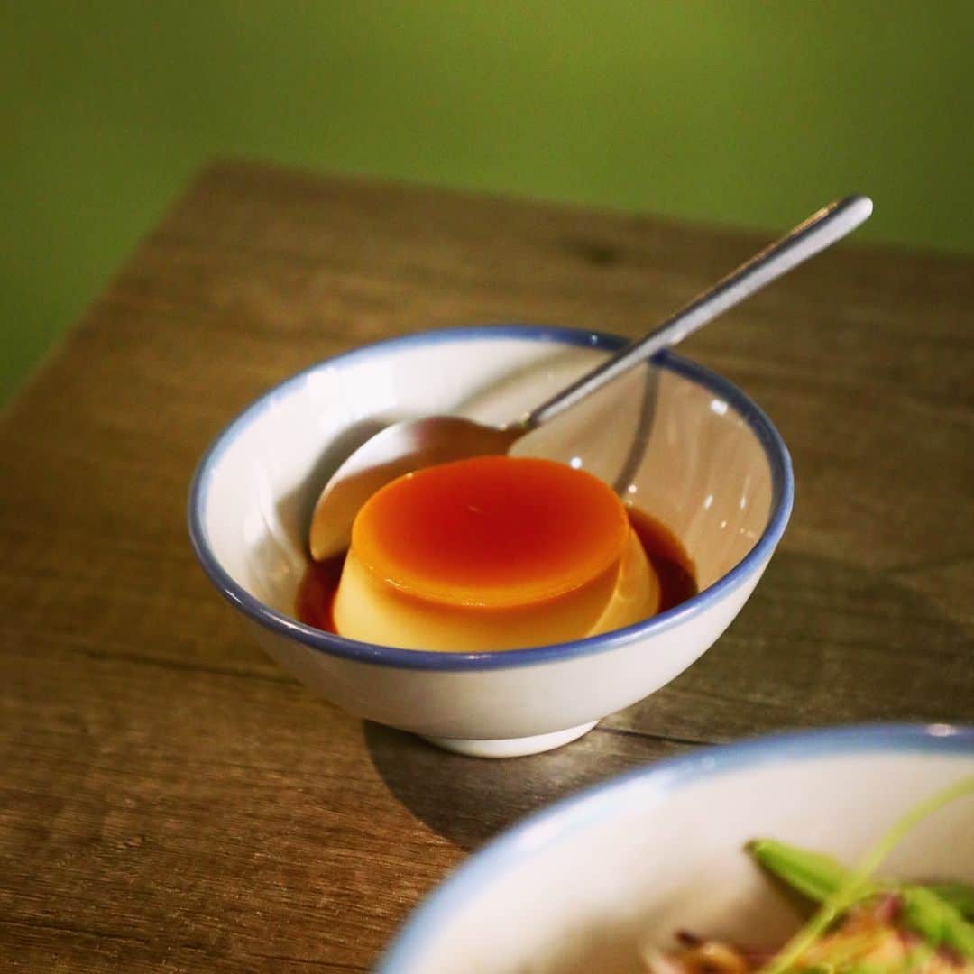Hanako公式さんのインスタグラム写真 - (Hanako公式Instagram)「〈吃麺吧〉のプリンはリコッタチーズが入って滑らか。極上スイーツ🍮テイクアウトして、ワインとともに食べたくなるほど…！﻿ ﻿ フレンチ出身のシェフは、両親に喜んでもらえる料理を作ろうと台南にUターン。麺はもちろん、冷蔵庫に入っている小皿料理もおいしい🌟﻿ ﻿ ﻿ 【Hanako1170号_発売中!!】﻿ #Hanako #Hanako_magazine #Hanako30th #吃麺吧 #布丁 #台湾おやつ #台湾旅行 #台北旅行 #台湾グルメ #台湾カフェ #台北 #台北カフェ #台湾カフェ #台湾タピオカ #タピオカ #タピ活 #タピオカミルクティー #タピオカ巡り #台湾 #台湾ドリンク #哲哲吃吃喝喝日常 #台南飲料 #台北飲料 #下午茶 #甜點 #小吃 #台北美食 #台南美食 #台南 #Photoby_NorioKidera」3月20日 13時00分 - hanako_magazine