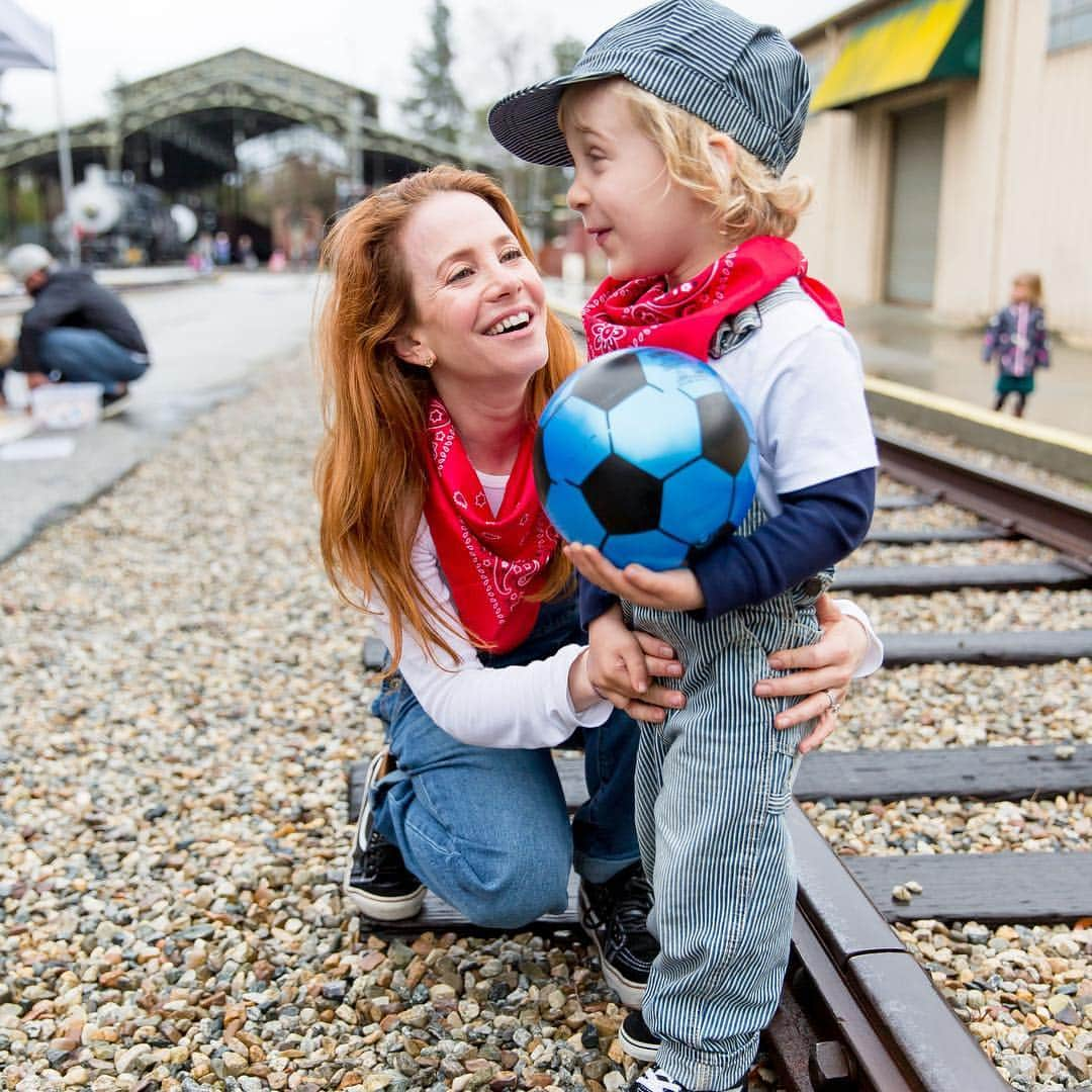 エイミー・デビッドソンさんのインスタグラム写真 - (エイミー・デビッドソンInstagram)「What do you do when it’s pouring the day of your son’s train themed 3rd birthday party...and you’re supposed to be outside?😳 Wrote all about it on the blog👍🏻 . . . 💦😍💦 Was it a blast? Yes!! Was it challenging? Yes!! Were we all soaked? Pretty much! 🤪🙌🏻🚂☔️ . . . Up now on amydavidson.com . . . 📷 @ographr - have you checked them out yet? It’s like uber for the best photographers!🌟🌟🌟」3月20日 13時01分 - amy_davidson