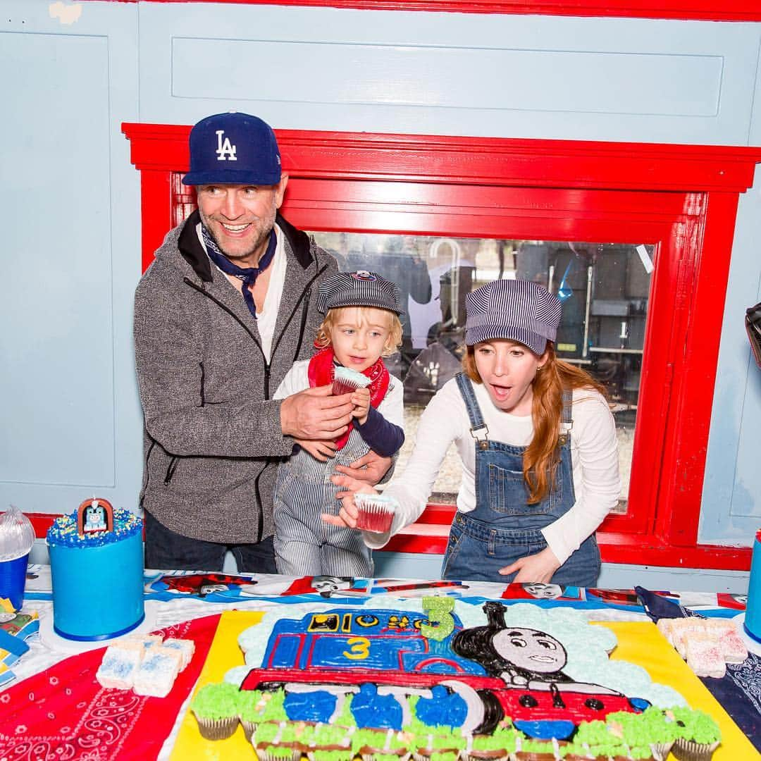 エイミー・デビッドソンさんのインスタグラム写真 - (エイミー・デビッドソンInstagram)「What do you do when it’s pouring the day of your son’s train themed 3rd birthday party...and you’re supposed to be outside?😳 Wrote all about it on the blog👍🏻 . . . 💦😍💦 Was it a blast? Yes!! Was it challenging? Yes!! Were we all soaked? Pretty much! 🤪🙌🏻🚂☔️ . . . Up now on amydavidson.com . . . 📷 @ographr - have you checked them out yet? It’s like uber for the best photographers!🌟🌟🌟」3月20日 13時01分 - amy_davidson