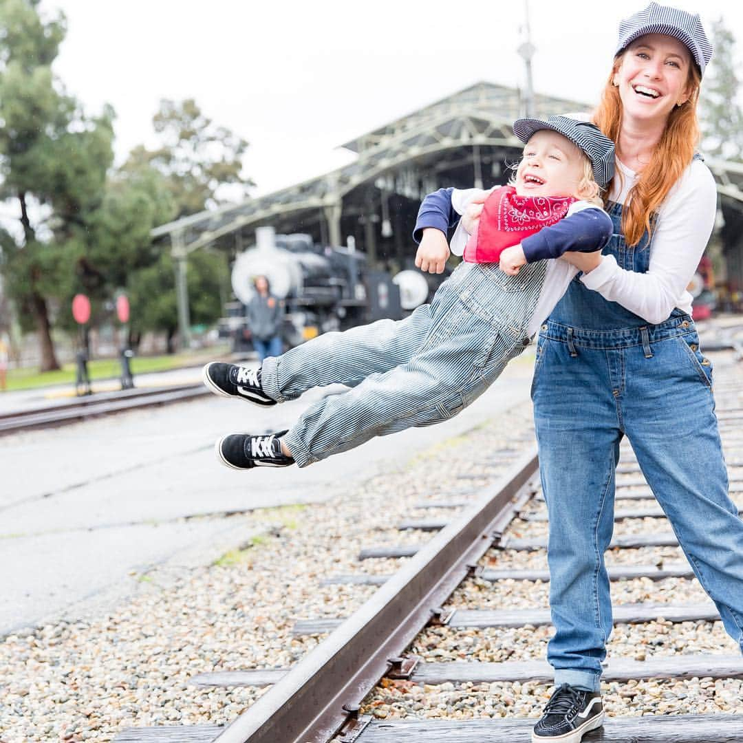 エイミー・デビッドソンさんのインスタグラム写真 - (エイミー・デビッドソンInstagram)「What do you do when it’s pouring the day of your son’s train themed 3rd birthday party...and you’re supposed to be outside?😳 Wrote all about it on the blog👍🏻 . . . 💦😍💦 Was it a blast? Yes!! Was it challenging? Yes!! Were we all soaked? Pretty much! 🤪🙌🏻🚂☔️ . . . Up now on amydavidson.com . . . 📷 @ographr - have you checked them out yet? It’s like uber for the best photographers!🌟🌟🌟」3月20日 13時01分 - amy_davidson