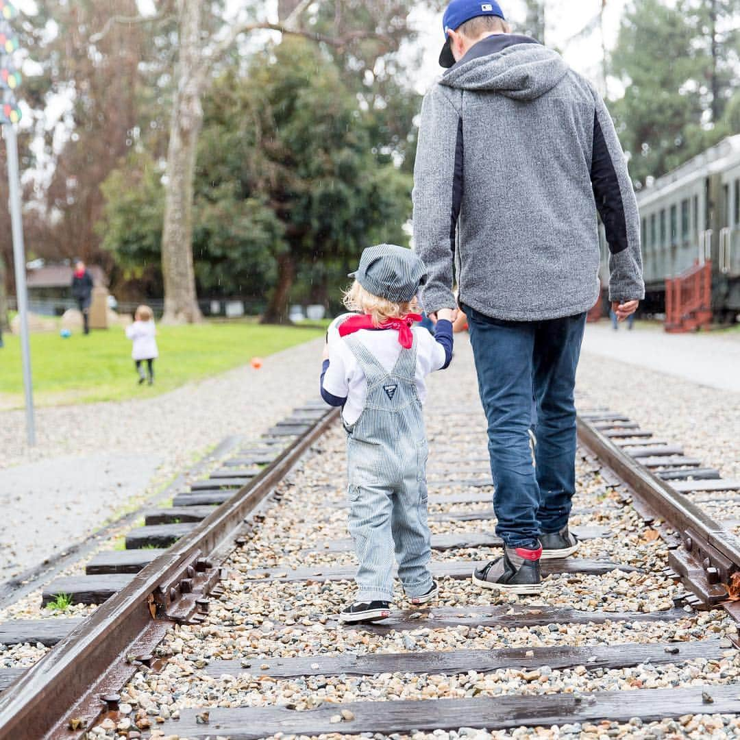 エイミー・デビッドソンさんのインスタグラム写真 - (エイミー・デビッドソンInstagram)「What do you do when it’s pouring the day of your son’s train themed 3rd birthday party...and you’re supposed to be outside?😳 Wrote all about it on the blog👍🏻 . . . 💦😍💦 Was it a blast? Yes!! Was it challenging? Yes!! Were we all soaked? Pretty much! 🤪🙌🏻🚂☔️ . . . Up now on amydavidson.com . . . 📷 @ographr - have you checked them out yet? It’s like uber for the best photographers!🌟🌟🌟」3月20日 13時01分 - amy_davidson