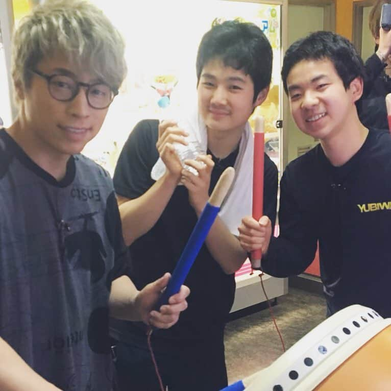 田村淳さんのインスタグラム写真 - (田村淳Instagram)「大学院生と高校生とおじさん 2人は音ゲー界でトップに君臨する天才達です。ダンレボのユウダイと太鼓の達人のはる〜〜ん、2人とも気さくで穏やかだけど、ゲームが始まると真剣な表情で神技を魅せてくれます。  #ダンレボ #太鼓の達人 #YUBIWAZA #ゆうだい #はる〜〜ん #アツガイル #eスポーツ」3月20日 13時02分 - atsushilb