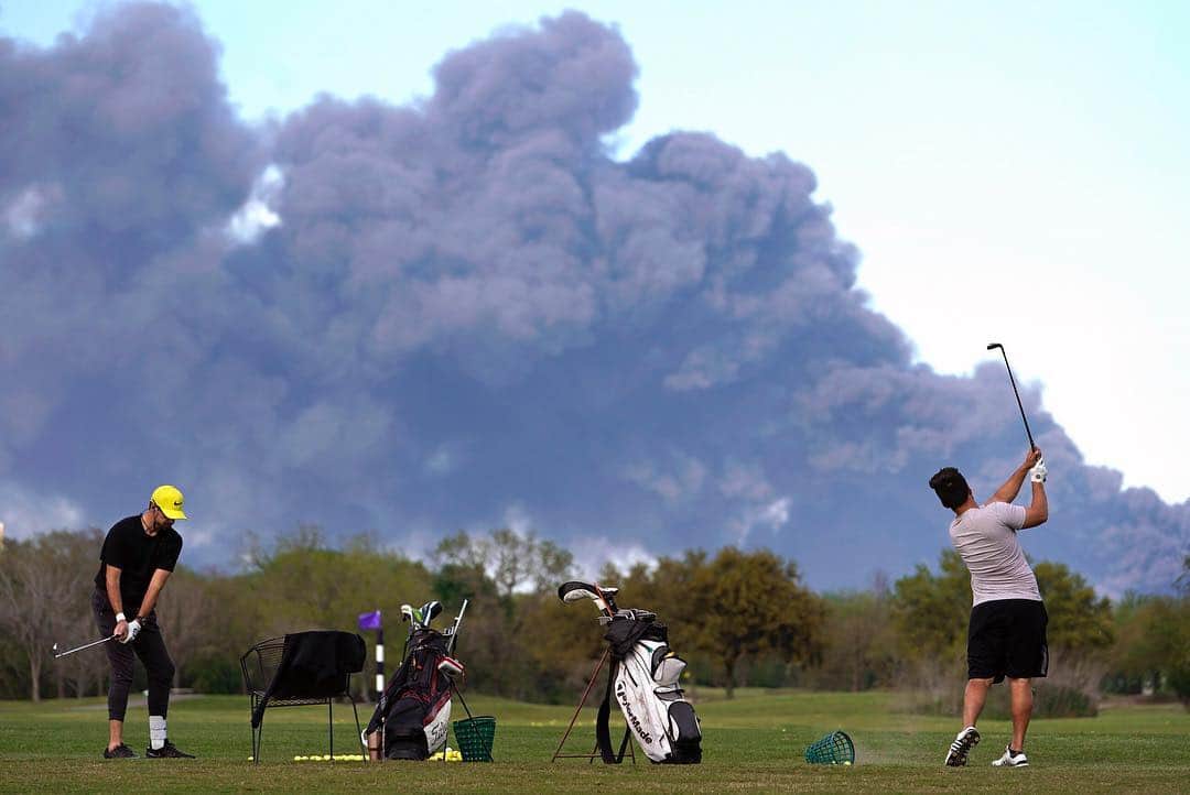 NBC Newsさんのインスタグラム写真 - (NBC NewsInstagram)「Golfers practice at the Battleground Golf Course driving range as a petrochemical fire at the Intercontinental Terminals Company continues to send dark smoke over Deer Park, Texas. . 📷 Melissa Phillip / @houstonchron via @apnews」3月20日 13時06分 - nbcnews