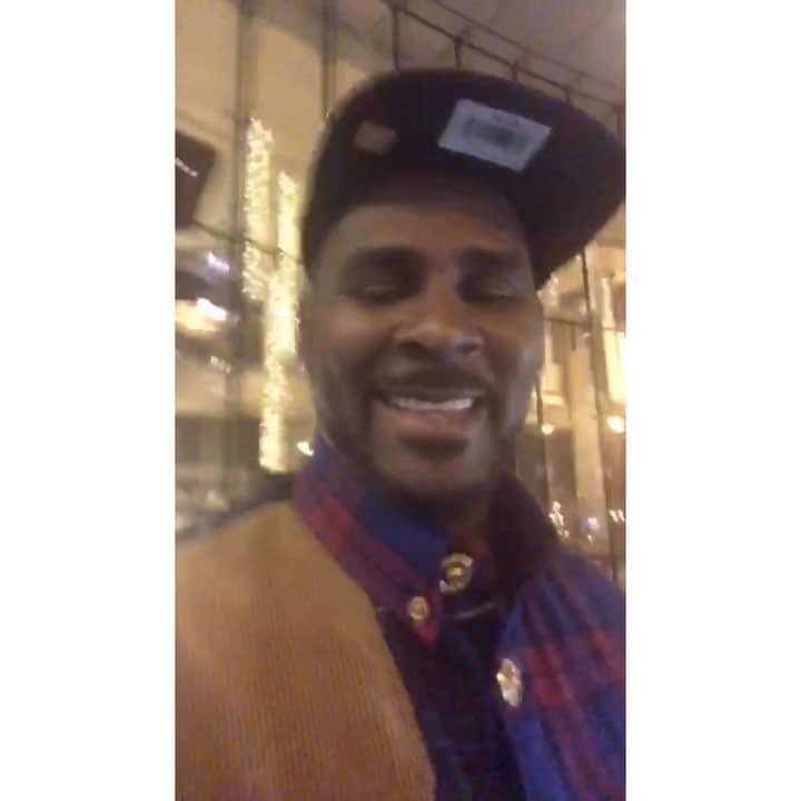 R・ケリーのインスタグラム：「Family for life 🎹🎤🙏🏽 🎂」