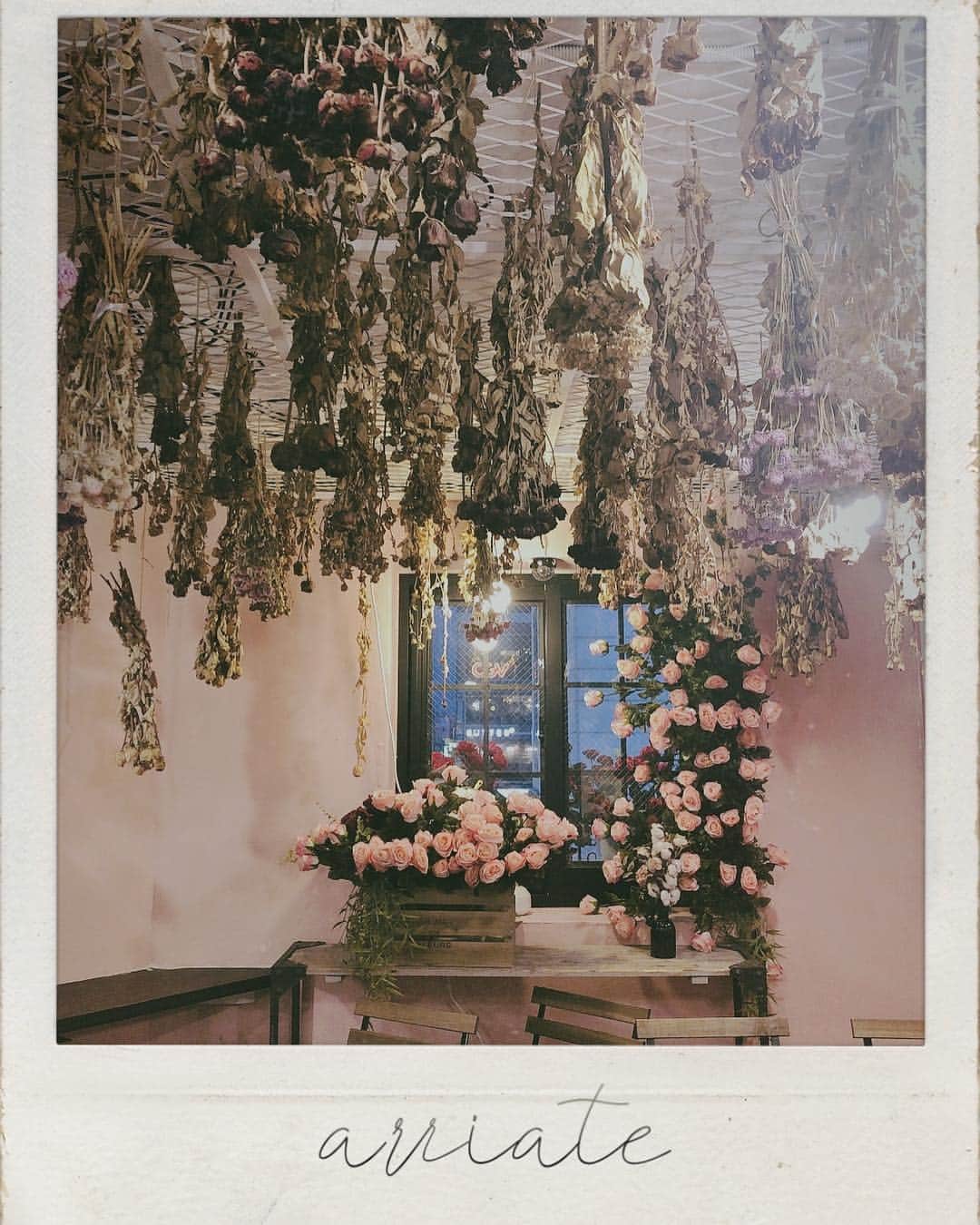藤川沙弥さんのインスタグラム写真 - (藤川沙弥Instagram)「ずっと気になってた人気café💐 お花だらけだしビルの階によって 飾ってるお花の色も違うから 雰囲気がかわって可愛かった💕 弘大にありますよ♡」3月20日 13時21分 - s_a_y_a_p_i