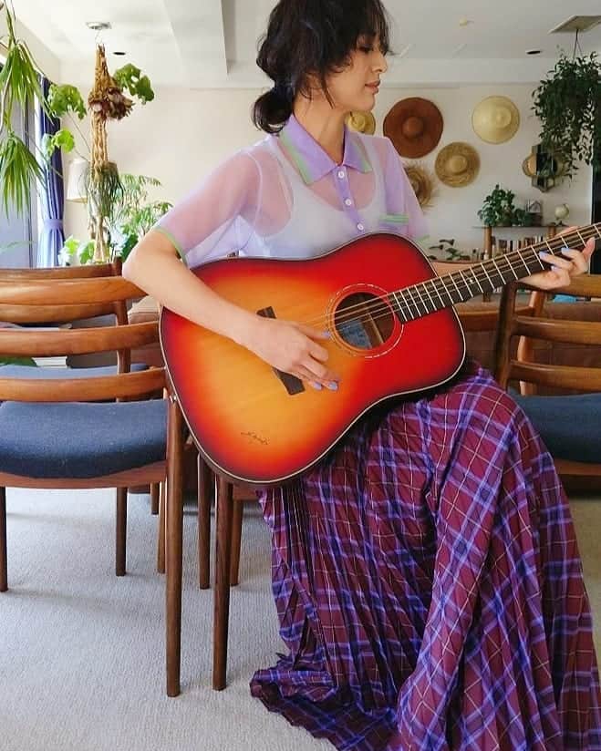 Yoshiko Kris-Webb クリス-ウェブ佳子さんのインスタグラム写真 - (Yoshiko Kris-Webb クリス-ウェブ佳子Instagram)「Before vacuuming🎵 けん玉がまぁまぁ上達したのでギター始めました。」3月20日 13時20分 - tokyodame