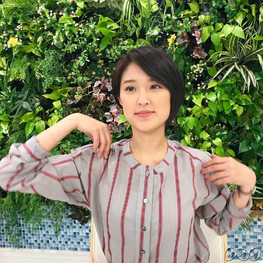 あさイチさんのインスタグラム写真 - (あさイチInstagram)「首のストレッチパート2🦒✌️﻿アナチームにやってもらったら…なぜか真顔👀﻿ ﻿ #近江友里恵 アナのストレッチ﻿ #鎖骨に手を当てて肘の先を大きく回す #前に3回後ろに3回﻿ #馬場典子 アナのストレッチ﻿ #深呼吸しながら首を回す﻿ #左右1回ずつ #1周20秒﻿ #ラストの馬場アナ #電源が切れたAIじゃありません🙅‍♀️﻿ #nhk #あさイチ #8時15分から」3月20日 13時25分 - nhk_asaichi