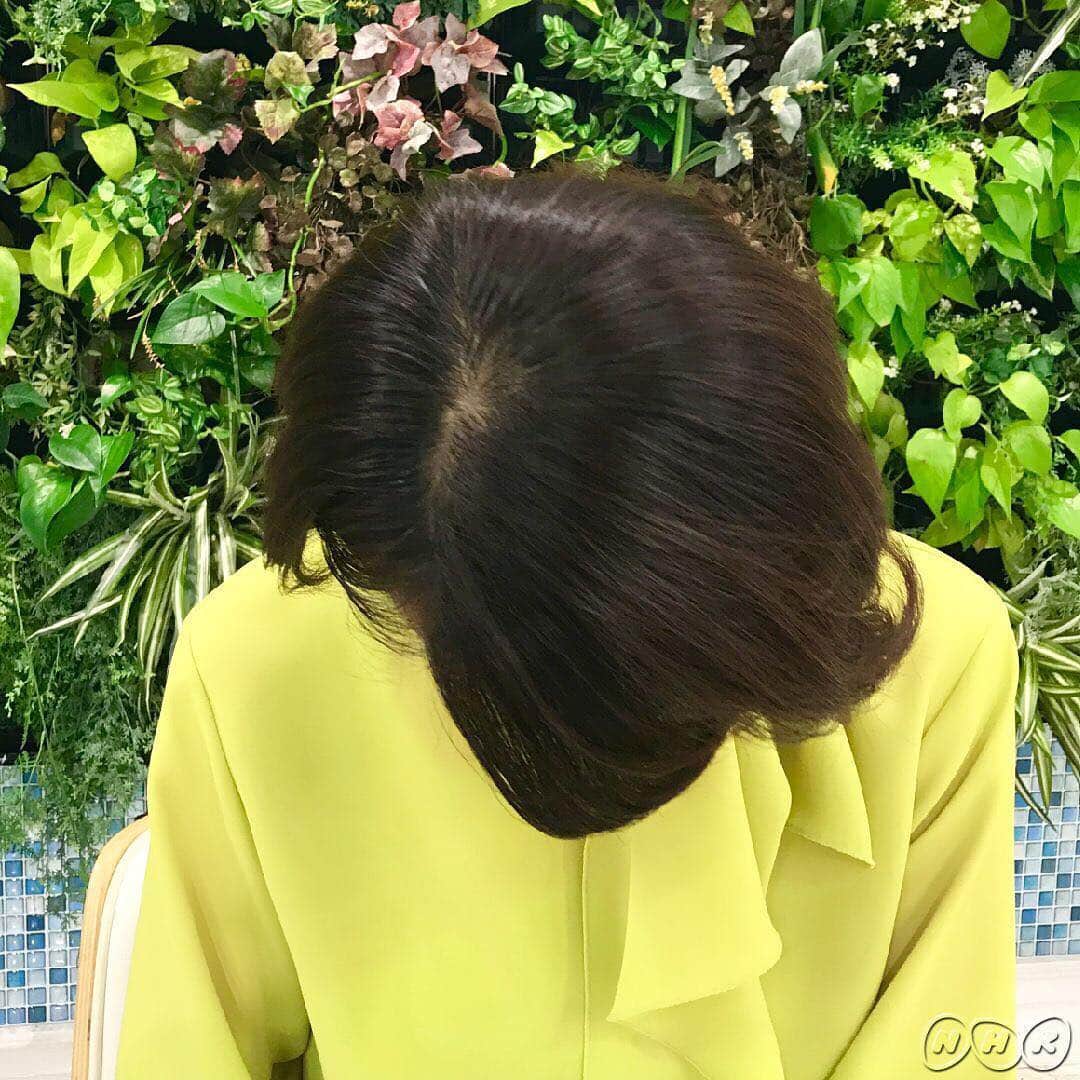あさイチさんのインスタグラム写真 - (あさイチInstagram)「首のストレッチパート2🦒✌️﻿アナチームにやってもらったら…なぜか真顔👀﻿ ﻿ #近江友里恵 アナのストレッチ﻿ #鎖骨に手を当てて肘の先を大きく回す #前に3回後ろに3回﻿ #馬場典子 アナのストレッチ﻿ #深呼吸しながら首を回す﻿ #左右1回ずつ #1周20秒﻿ #ラストの馬場アナ #電源が切れたAIじゃありません🙅‍♀️﻿ #nhk #あさイチ #8時15分から」3月20日 13時25分 - nhk_asaichi