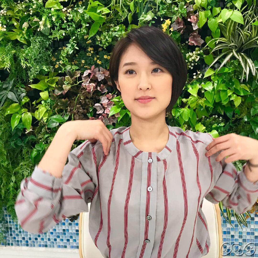 あさイチさんのインスタグラム写真 - (あさイチInstagram)「首のストレッチパート2🦒✌️﻿アナチームにやってもらったら…なぜか真顔👀﻿ ﻿ #近江友里恵 アナのストレッチ﻿ #鎖骨に手を当てて肘の先を大きく回す #前に3回後ろに3回﻿ #馬場典子 アナのストレッチ﻿ #深呼吸しながら首を回す﻿ #左右1回ずつ #1周20秒﻿ #ラストの馬場アナ #電源が切れたAIじゃありません🙅‍♀️﻿ #nhk #あさイチ #8時15分から」3月20日 13時25分 - nhk_asaichi