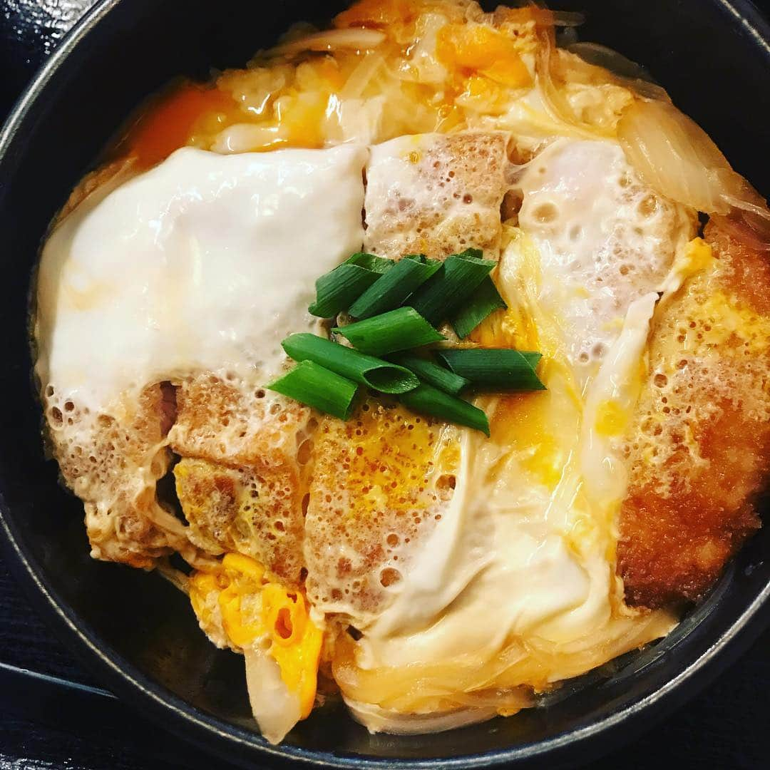 川原豪介さんのインスタグラム写真 - (川原豪介Instagram)「今日の丼‼️小倉 秋月のきなこ豚のまろやかカツ丼‼️ぬんっ‼️ #丼 #カツ丼 #丼すたぐらむ #ブルーリバー」3月20日 13時25分 - blueriver_kawa