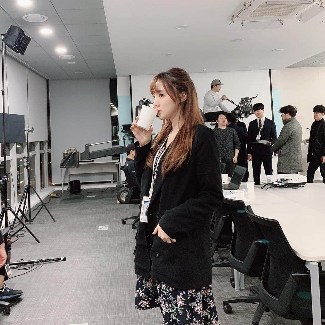 ミンヒ のインスタグラム：「내가 디자인팀이라니🤭ㅋㅋ 난생 처음 사원증도 걸어봤어요🙌🏻 회의중에 딴짓하는 모습이 찍혀버렸네ㅋㅋ😣😳」