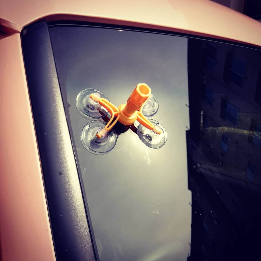 のインスタグラム：「。 宝くじには当たらない のに、買ったばかりの 車のフロントガラスに 小石か鉄球当たる。。 (/ω＼*) まーまーの穴があいた。 ネット検索したらDIYで 治せるらしくさっそく実践。 (^-^)」
