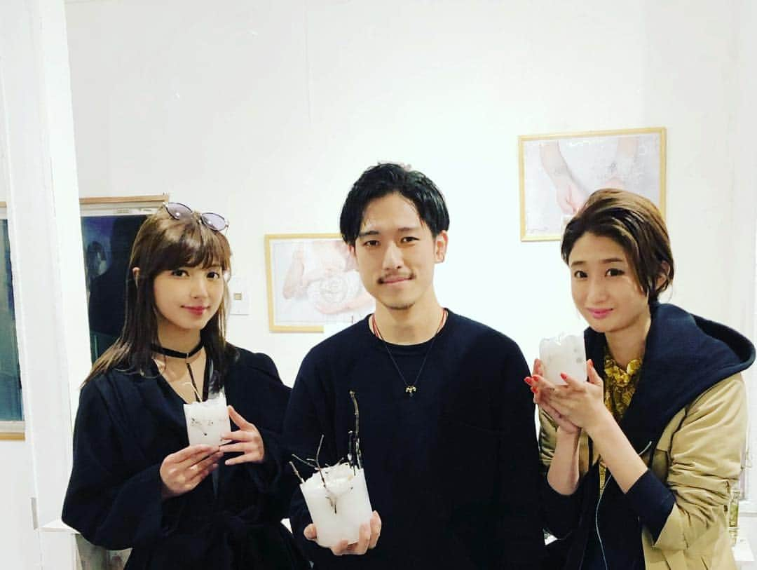 南里美希さんのインスタグラム写真 - (南里美希Instagram)「先日、@masashi.minai さんのキャンドルの個展へ(swipeしてね)🕯🕯🕯 仲良しのヘアスタイリスト毛利ちゃんと @hitomimohri 👭  凹凸のある造形に草花や枝が飛び出していてとてもドラマティック！ 本当に好みすぎて全部揃えたいくらいなんだけど、、 ひとまずオーダーしてもらったものを持ち帰りました🕯❤︎ プレゼントにもとっってもおすすめ！！ . . . @masashi.minai  #薬袋マサシ さん #キャンドル空間演出家 #蝋燭作家 #🕯#candle @hitomimohri  #毛利仁美 ちゃん #美容師 #ヘアメイク #スタイリスト #✂️ #💄」3月20日 13時35分 - mikinanri_official