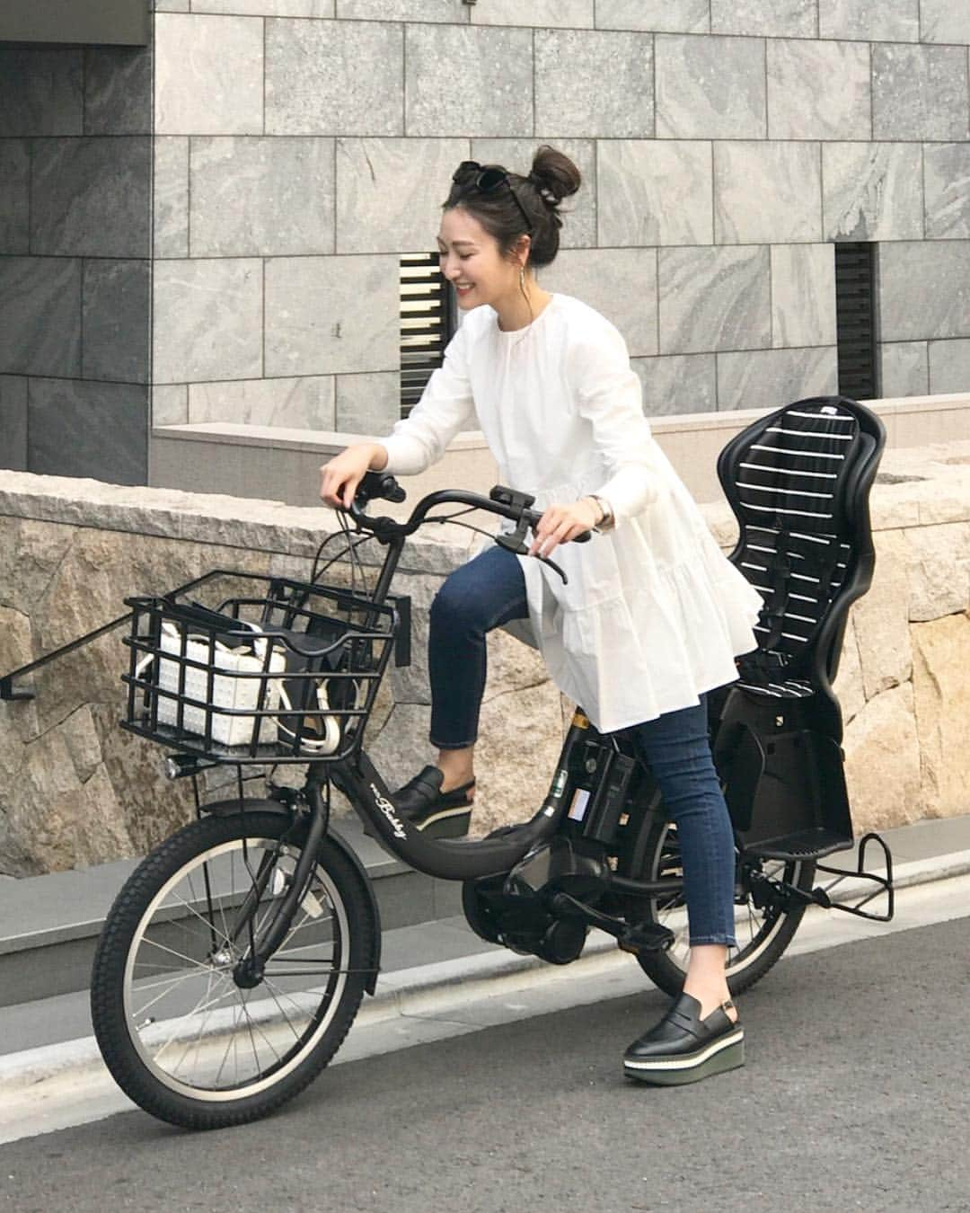 金子麻貴さんのインスタグラム写真 - (金子麻貴Instagram)「ついに！！ヤマハPASのアシスト自転車が届きましたー✨ 試乗して選んだのはBabby unのマットブラック。やっぱりシンプルなデザインでカッコいい！！ 息子も乗るのを楽しみにしてるから早く乗せてあげたい😋💕 . 今ならヘルメットや、クッション、レインカバーがもらえるお得な春の子乗せキャンペーンを実施中✨ヘルメットやカバーって必須だから嬉しいですね💖詳しくはヤマハPASのWebサイトをチェックしてみてください✔︎ . . #電動アシスト自転車#電動自転車#自転車 #子供乗せ自転車 #ヤマハパス #ヤマハPAS #yamahapas #ヤマハ#YAMAHA#Babbyun#アンバサダー」3月20日 13時36分 - mtmmaki