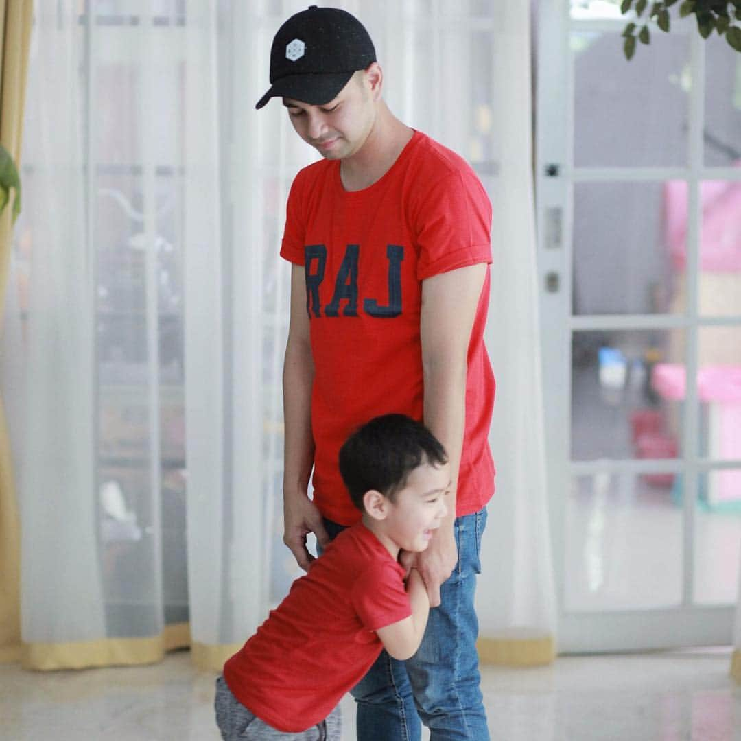 Raffi Ahmadさんのインスタグラム写真 - (Raffi AhmadInstagram)「Kompakan bareng Rafathar pake kaos warna merah guys!! Aku pake kaos merah dan topi terbaru dari @rajeansid mau liat lebih detil produknya cek aja ig katalog rajeans @rajeans_katalog  Kalian bisa juga dapetin produk RA Jeans di @matahari dan diseluruh RA Jeans Store!」3月20日 13時48分 - raffinagita1717