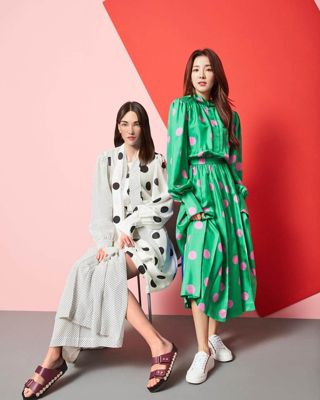 YOOX.COMさんのインスタグラム写真 - (YOOX.COMInstagram)「So, my K-pop dreams just peaked! 💗 Here I am with my girl @daraxxi rocking the Suecomma Bonnie x @yoox exclusive footwear collection! Tune in on #YOOX ig stories in a few hours to watch my live coverage of the launch event. I'm already fangirling over all the amazing people I'm about to meet. Just wait and see.  xx 💗 D」3月20日 13時41分 - yoox