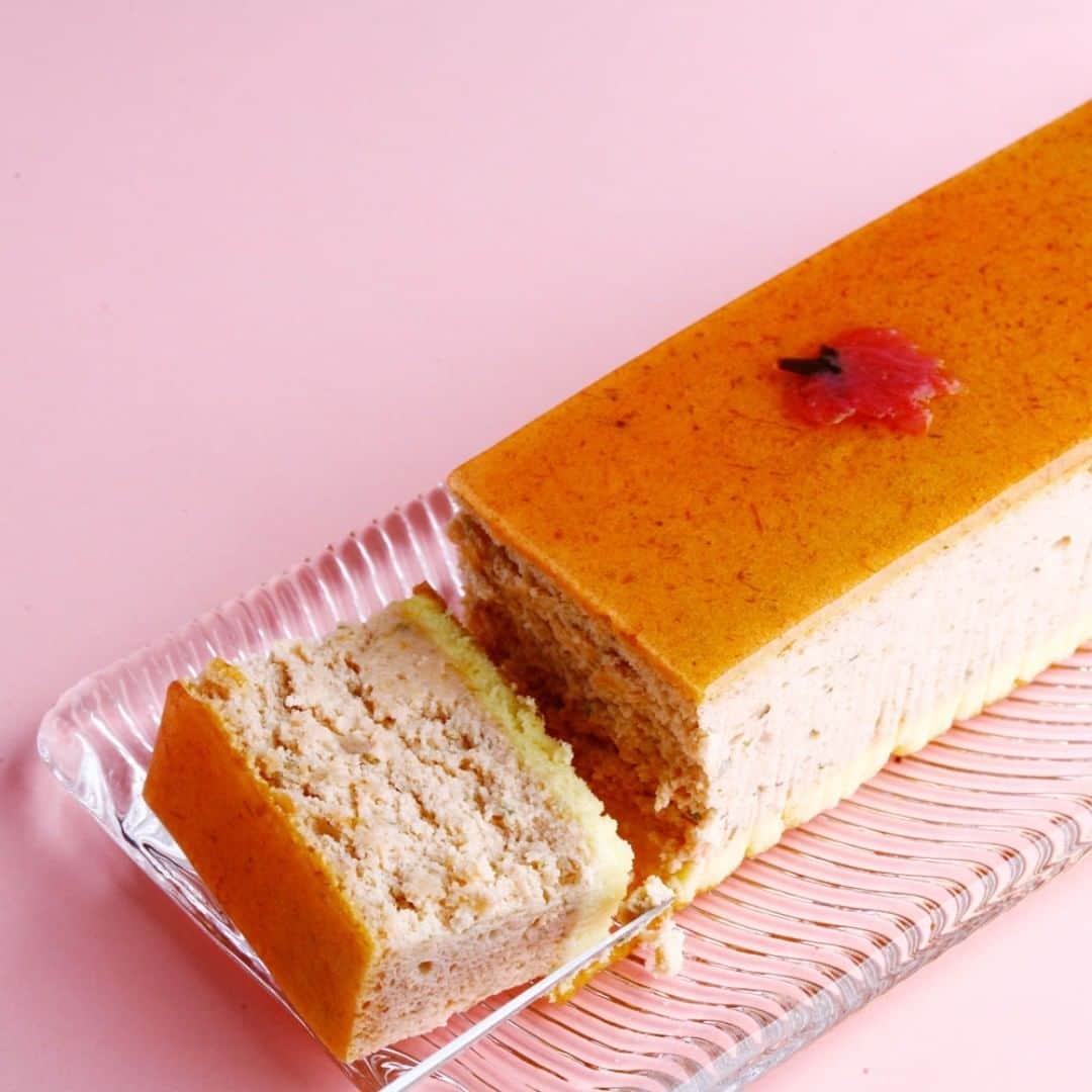 クリオロさんのインスタグラム写真 - (クリオロInstagram)「3年ぶりの桜のチーズケーキ。  当店人気NO.1の幻のチーズケーキが 春を感じる「桜味」になりました。  濃厚なチーズの味わい、 なのにふわっと とろけるような 優しい口どけが人気の 「幻のチーズケーキ」に、 桜の花の蜜漬けや 桜の葉の塩漬けをプラス。  チーズのコクに桜の塩味・甘味が 絶妙なバランスでマッチ。  まるで桜もちのような、 春を感じる味わいに。  桜の季節は短いので、食べ逃しなく!  #桜スイーツ #桜スイーツ2019 #花見 #桜 #クリオロ #小竹向原 #東京スイーツ #神戸カフェ #中目黒  #食べスタグラム #🍰 #スイーツ #パティシエカメラ部  #スイーツスタグラム #ケーキ #洋菓子」3月20日 13時42分 - criollo2016