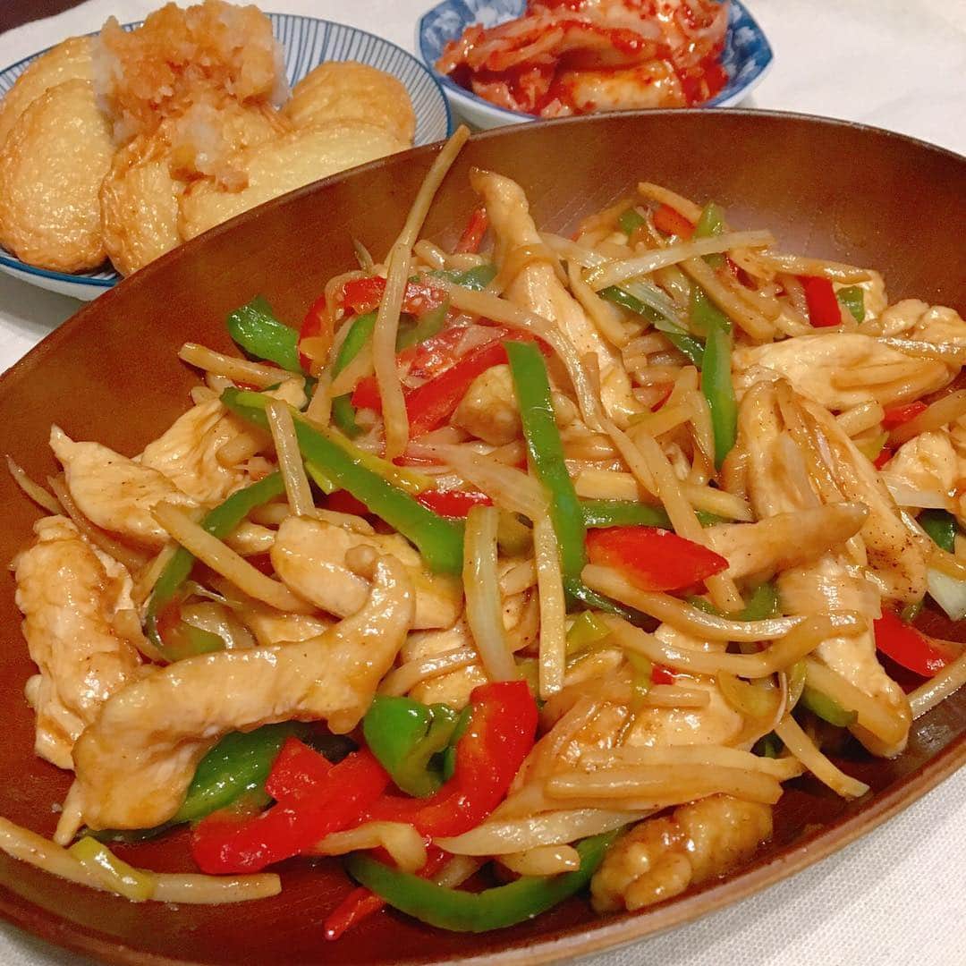 山西章博のインスタグラム：「今日のご飯。鶏胸肉で青椒肉絲風なのさ！ #青椒肉絲 #鶏胸肉 #オイスターソース #さつま揚げ #キムチ #初心者主夫」