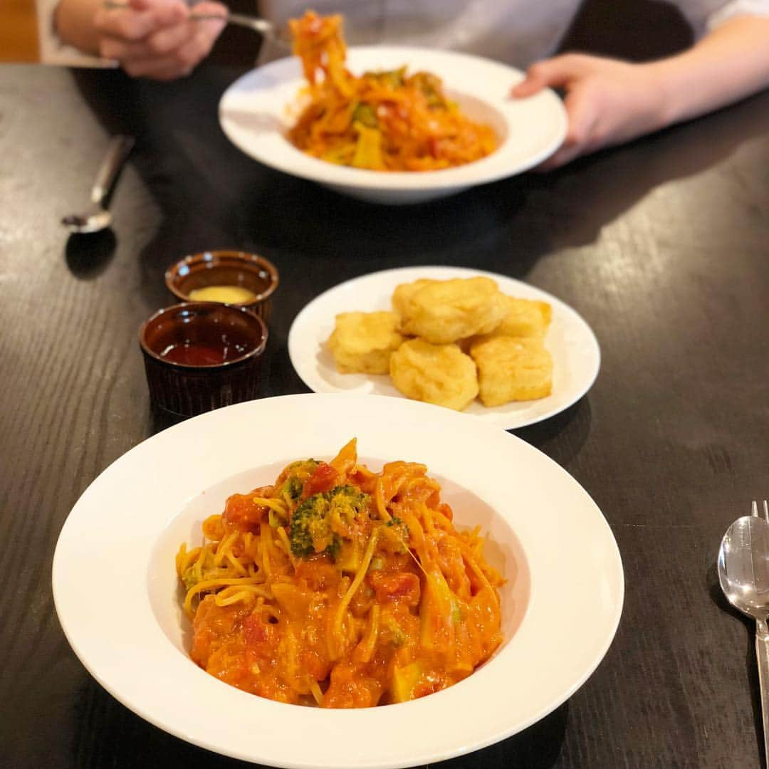 みきママさんのインスタグラム写真 - (みきママInstagram)「ランチはツナ缶でトマトクリームスパゲティーです😋😋😋 . はる兄はね、中2なんだけど、今日は卒業式だったんだって。 . 感動した？って聞いたら、「全然感動しなかった」って。ひどっ😤😤😤 . 杏ちゃんはスパゲティより、高野豆腐ナゲットを気に入っていました🤣🤣🤣 . #ツナ缶 で#トマトクリームパスタ. #食べたら #カニ の味がする〜. #高野豆腐 の#ナゲット #杏ちゃん はまる. #ひとりじめ してた」3月20日 13時46分 - mikimama_official