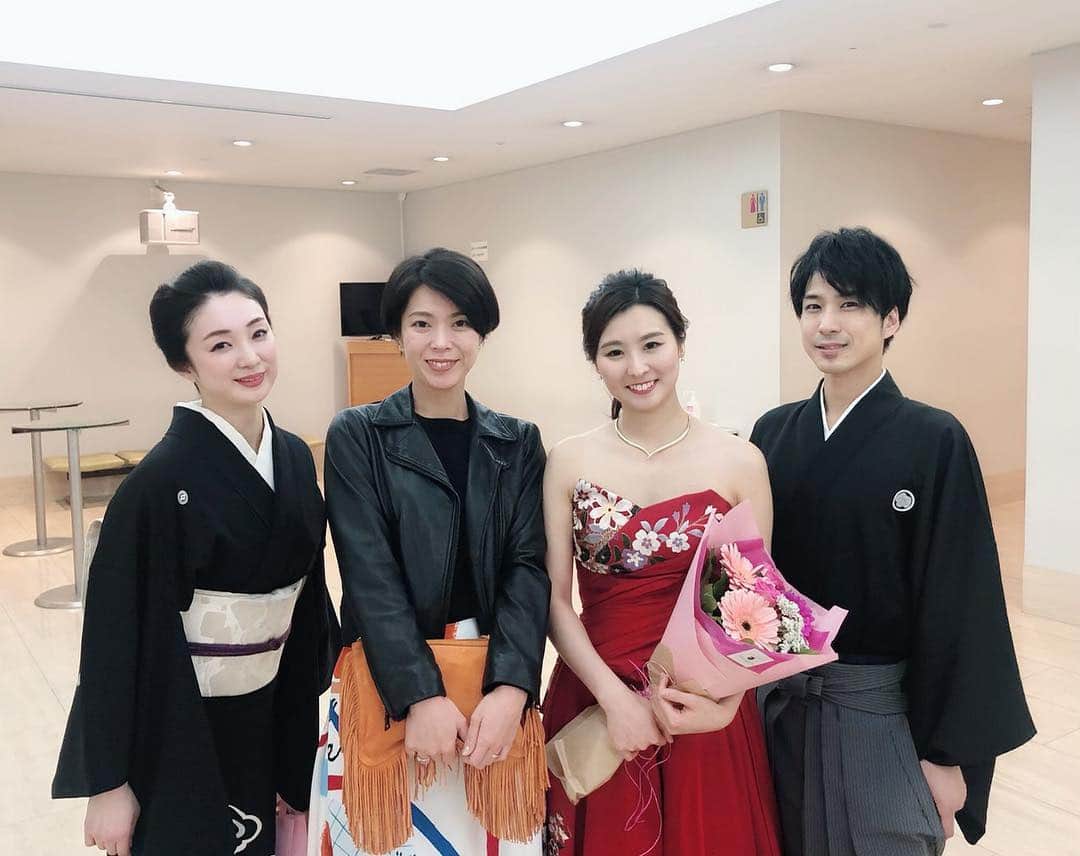 森本麻衣のインスタグラム：「with fantastic friends💝 先日のコンサート。 共演してくれた 日本舞踊家の藤間蘭翔👘氏と 尺八演奏家の中村仁樹氏👔 そして見に来てくれた、 仲良しの芸大デザイン科卒アートディレクターの友美子🥰 . 大切な人達、お客様と、 本番でしか味わえない生演奏の空間を共有できることに、感謝😌 . ありがとうございます💐 . . . #maimorimoto#piano#pianist#concert#tokyo#dress#japan#artist#🎹#👗 #森本麻衣#ピアニスト#ピアノ#コンサート#アーティスト#仲間#全員#芸大#大切なみんな#感謝#オペラシティ#西洋と和の融合 #コラボ#ありがとうございました」