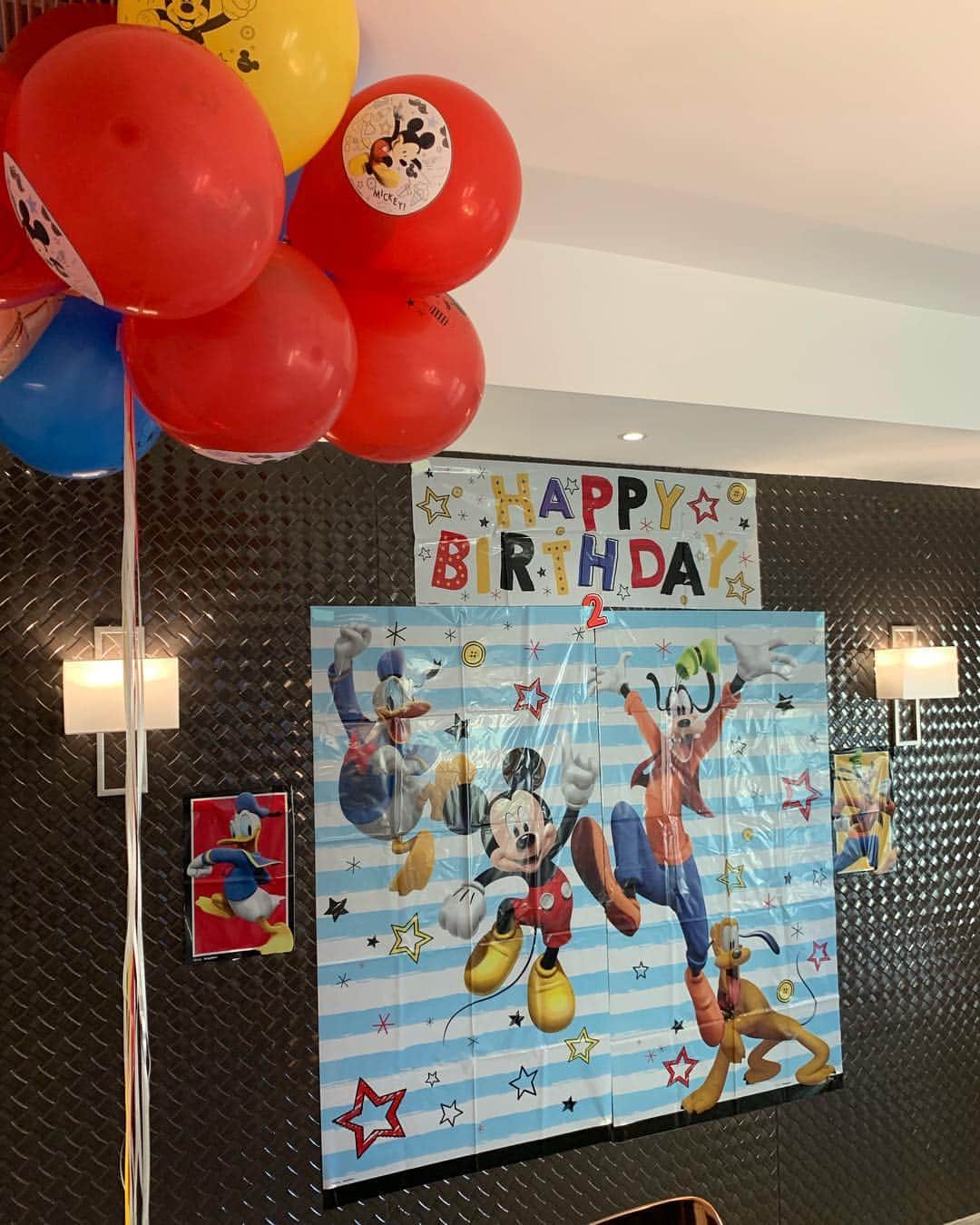のインスタグラム：「今日は末っ子君の2歳の誕生日🎉 ママにはデレデレ、パパにはツンツンな可愛い末っ子君は最近やっとパパにも優しくなってきました😊」
