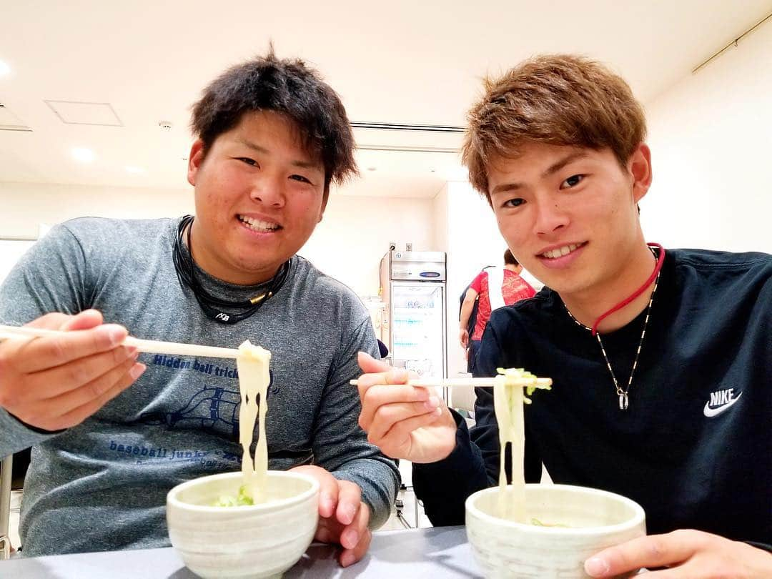 オリックス・バファローズさんのインスタグラム写真 - (オリックス・バファローズInstagram)「#山岡泰輔 #澤田佳佑 #澤ちゃん #エネルギー補給 #名古屋 と言えば #きしめん #BeAggressive #超攻撃型 #Bs2019 #buffaloes #baseball #ORIX #プロ野球」3月20日 13時51分 - orix_buffaloes