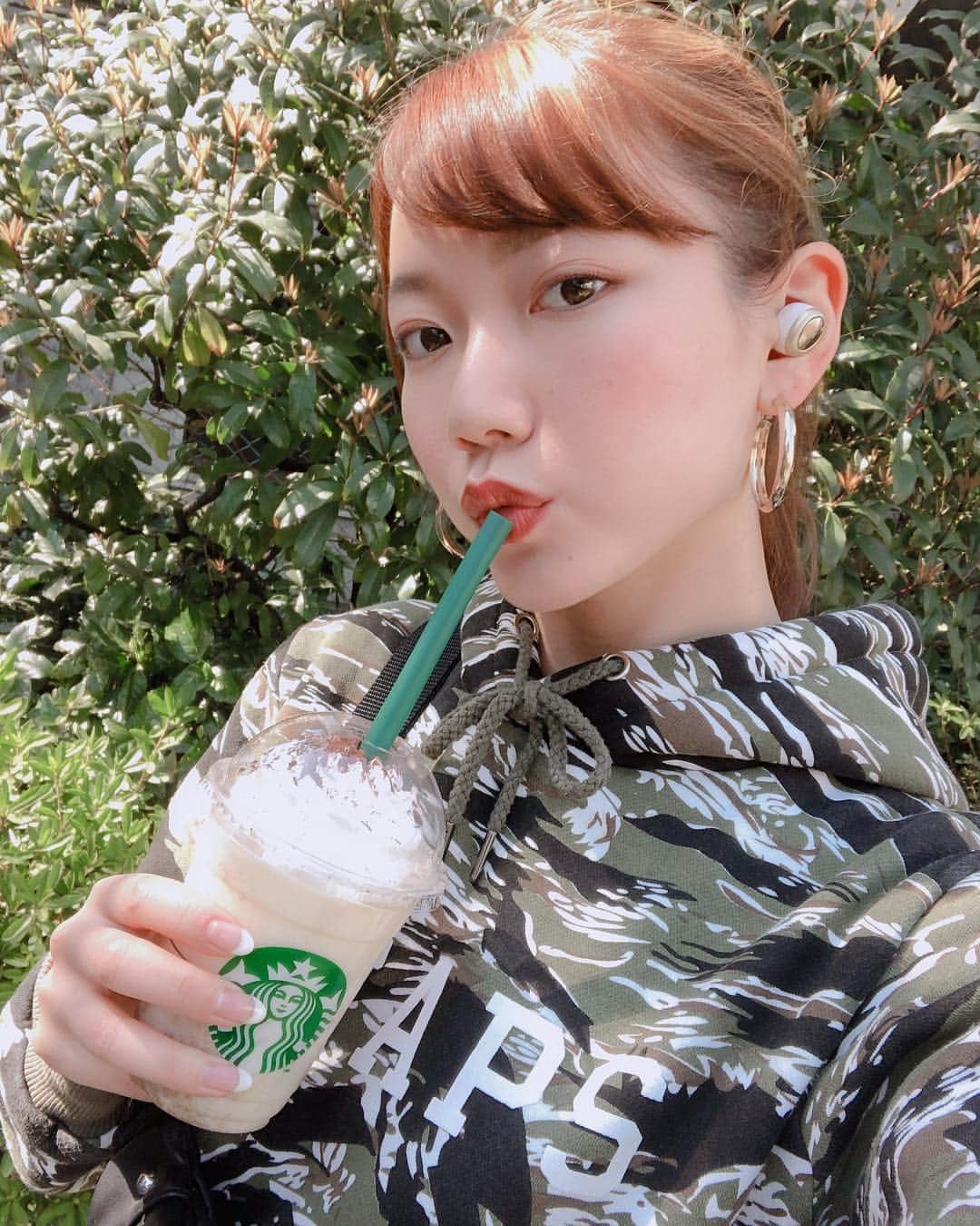 森園れんのインスタグラム：「スタバのこーゆーの久々に飲んだ！ ティラミスフラペチーノうまし♥  WTAPSのパーカーの下はボーイッシュになり過ぎないようにスカートにしたよ〜✨ #starbucks #ティラミスフラペチーノ #japanese #japanesegirl #新作 #wtaps #ootd」