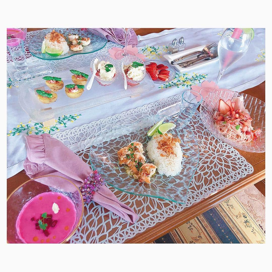 色紙千尋さんのインスタグラム写真 - (色紙千尋Instagram)「昨日のお料理教室🍽🌸🍓#トマトとリコッタチーズのサラダ #ビーツの冷製スープ #苺と生ハムのカッペリーニ #ガーリックシュリンプ #料理教室 #料理 #cooking」3月20日 13時54分 - shikishi_chihiro