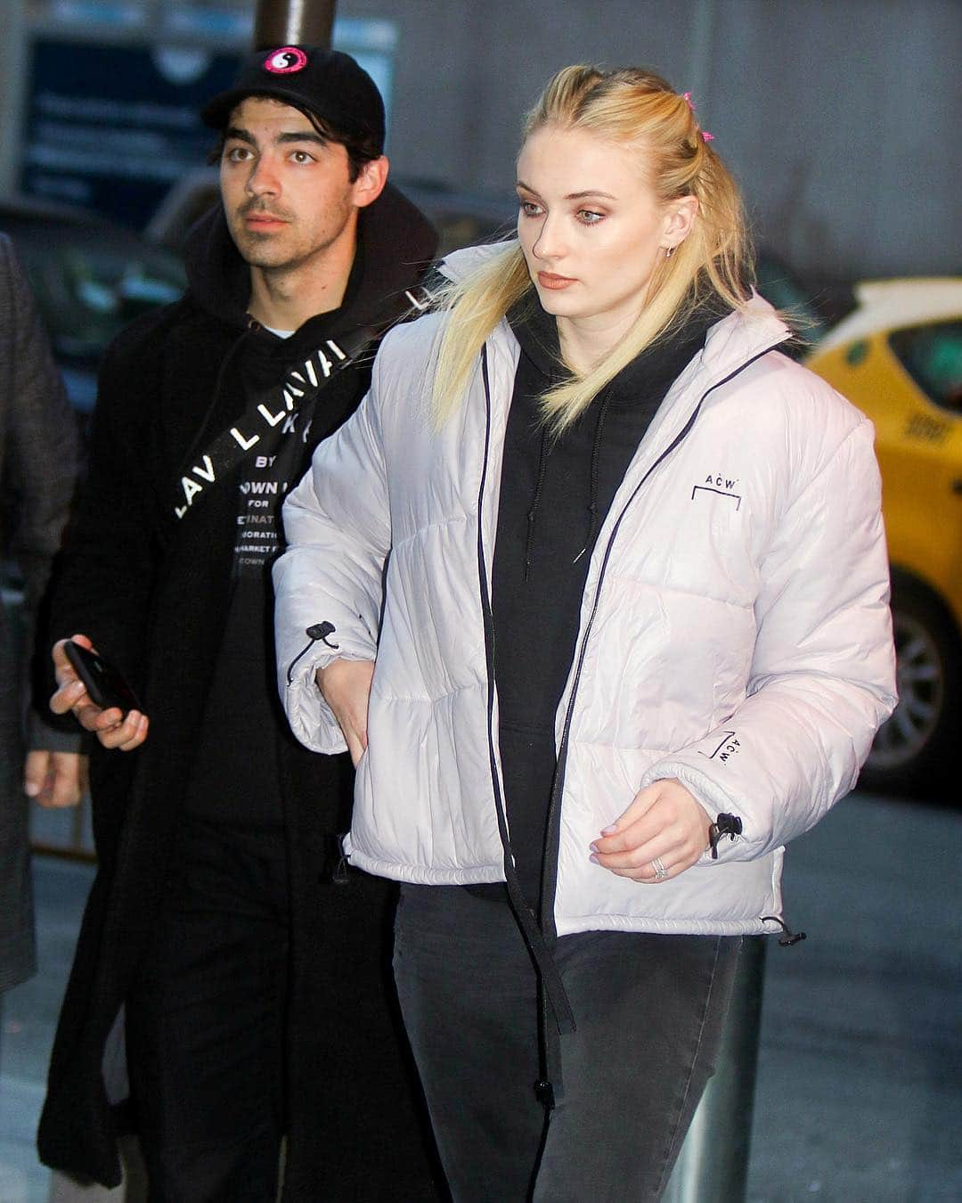 Just Jaredさんのインスタグラム写真 - (Just JaredInstagram)「@joejonas and @sophiet head into Madison Square Garden for the NY Rangers hockey game. #JoeJonas #SophieTurner Photo: INSTAR」3月20日 14時00分 - justjared