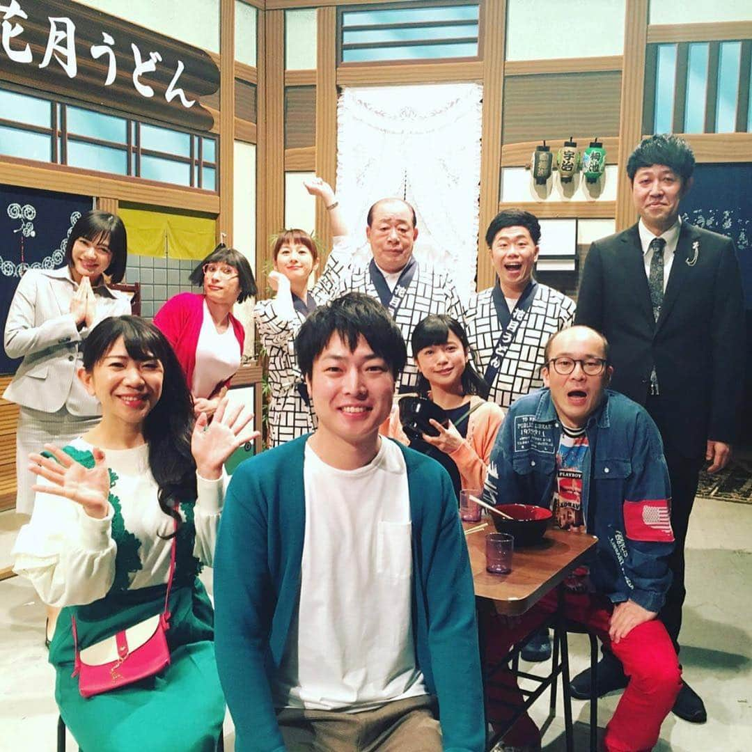 信濃岳夫さんのインスタグラム写真 - (信濃岳夫Instagram)「今週は小籔座長新喜劇に出演させて頂いてます！ いつもその週のメインキャストで写真を撮って告知するのですが、たまたま僕らもその場に居合わせて小籔さんの優しさで「一緒に写りー」って言うてくれはったので遠慮しながら写ったつもりが、僕が一番メインみたいになってしまってました。 皆さん是非観に来て下さいー！  #ちなみに #三月二十六日から #祇園花月で #正真正銘 #僕の #リーダー公演あります #そちらも是非」3月20日 14時03分 - takeoshinano