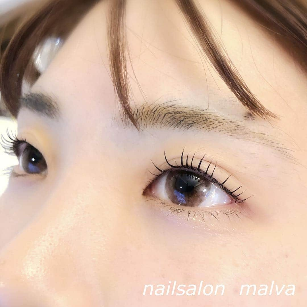 nailsalon malva（ネイルサロンマルヴァ）さんのインスタグラム写真 - (nailsalon malva（ネイルサロンマルヴァ）Instagram)「前から見ても、横から見てもキレイなカールなまつ毛カール♡  仕上がりはトリートメントをつけているので束になっていますが、洗顔したらばらけます✨  nailsalon malva ➷原宿LINE@xes6130d ご予約はLINEよりお願いします♡ http://www.malvanail.com/sp/tokyo/price/eyelash.html  #malvaアイラッシュ#アイラッシュ#malva#マツエク#まつえく#メイク#まつエクデザイン#森絵里香#lashes#eye#まつげエクステ#まつエク#nail#eyelash#アイリスト#アイメイク#カラーエクステ#ブラウンエクステ#メイク#ネイル#まつげエクステつけ放題#アイリスト募集#makeup#まつ毛カール#まつ毛パーマ」3月20日 14時09分 - malva_nail