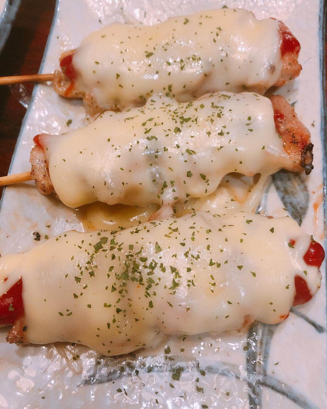 そうすけのインスタグラム：「・ 最近お気に入りすぎる焼き鳥屋さん 福島県郡山にある 『健歩"』 (けんぶと読む)  写真で伝わるか分からないが、美味すぎる そして安い！！ 遠くてなかなか行けないが、郡山行った際は必ず行く  #焼き鳥 #食べた事ないアレンジの焼き鳥も #前回世界一好きな食べ物は餃子と言ったら大将が覚えててくれて作ってくれた #感謝 #焼き鳥屋さんで餃子 #餃子も美味しい #シメには梅チャーハン #毎回違うチャーハン #そうすけ」
