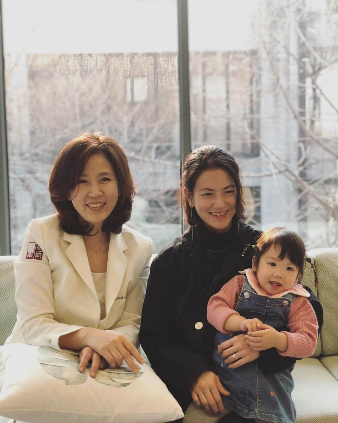 秋葉里枝さんのインスタグラム写真 - (秋葉里枝Instagram)「육아에 빠져있다보니 알아채지 못한 출산후 몸 변화. 조금 여유가 생긴 지금. 내 몸의소리를 들어보려고 왔어요. 여자의 몸고민을 같은 여자로서 이야기에 귀기울려주신 #김소형원장님 . 선생님덕분에 벌써 할링이 되었네요🍀 育児に追われて 気づけなかった出産後の身体の変化。 ちょっと余裕の出来た今。 少し自分の身体の声を聞きにきました。 女性の身体を同じ女性として、耳を傾けてくださったキムソヒョン先生。 先生とのお話で癒されました🍀 - #아기엄마  #김소형한의원 #キムソヒョンクリニック #여자들의한의원 #女性のためのクリニック」3月20日 14時11分 - rie_akiba