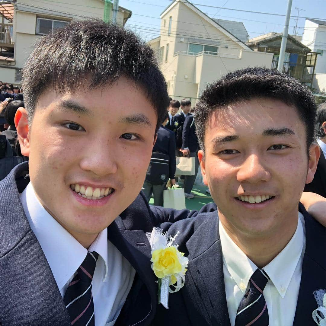 張本智和さんのインスタグラム写真 - (張本智和Instagram)「3月20日、稲付中学校を卒業しました！充実して最高だった3年間。 最高の友達と出会い、過ごした時間を一生忘れません。👬👬👬👬👬 そして15年間育ててくれた両親にも最大の感謝をしたいです。 4月からは高校生です。また新しいステージに進み、さらに成長してみせます！ みんな3年間本当にありがとう😊」3月20日 14時12分 - harimoto__tomokazu_1711