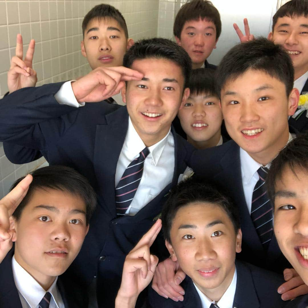 張本智和さんのインスタグラム写真 - (張本智和Instagram)「3月20日、稲付中学校を卒業しました！充実して最高だった3年間。 最高の友達と出会い、過ごした時間を一生忘れません。👬👬👬👬👬 そして15年間育ててくれた両親にも最大の感謝をしたいです。 4月からは高校生です。また新しいステージに進み、さらに成長してみせます！ みんな3年間本当にありがとう😊」3月20日 14時12分 - harimoto__tomokazu_1711