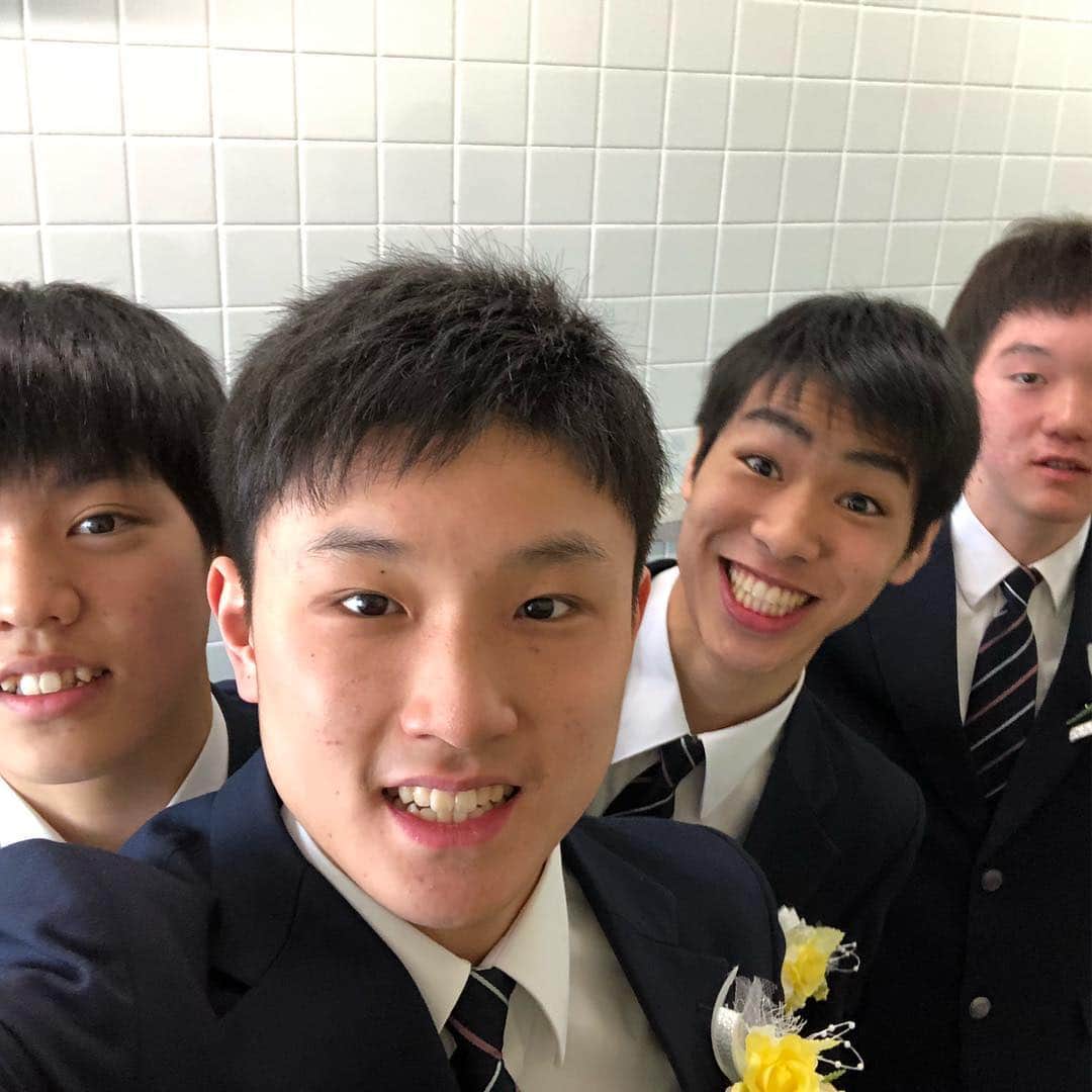 張本智和さんのインスタグラム写真 - (張本智和Instagram)「3月20日、稲付中学校を卒業しました！充実して最高だった3年間。 最高の友達と出会い、過ごした時間を一生忘れません。👬👬👬👬👬 そして15年間育ててくれた両親にも最大の感謝をしたいです。 4月からは高校生です。また新しいステージに進み、さらに成長してみせます！ みんな3年間本当にありがとう😊」3月20日 14時12分 - harimoto__tomokazu_1711