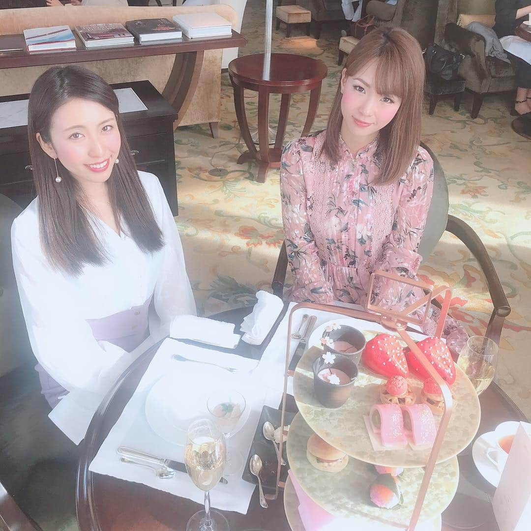 mimiさんのインスタグラム写真 - (mimiInstagram)「シャングリラホテル東京の 桜アフターヌーンティー🌸 KITAYA六人衆とのコラボレーションみたい😳 桜アフターヌーンもシャングリラでのアフターヌーンも念願だったから 行けてよかった💕✨ 趣味が合いすぎるゆきちゃんと ずっと可愛い〜って行ってたよ😆💕 ・ #私の服のレフ板具合 #シャングリラホテル東京  #シャングリラホテルアフタヌーンティー  #ロビーラウンジ #桜アフターヌーンティー  #KITAYA六人衆とのコラボレーション #KITAYA六人衆 #アフターヌーンティー  #甘党女子 #スイーツ好き #ホテルラウンジ #至福の時間 #女子力 #東京 #女子な時間 #可愛いものが好き #afternoontea #shangrilahoteltokyo #lobbylounge #sakura #afternoonteatime #mimiのオフ #mimiアフタヌーン」3月20日 14時23分 - chan.mi3