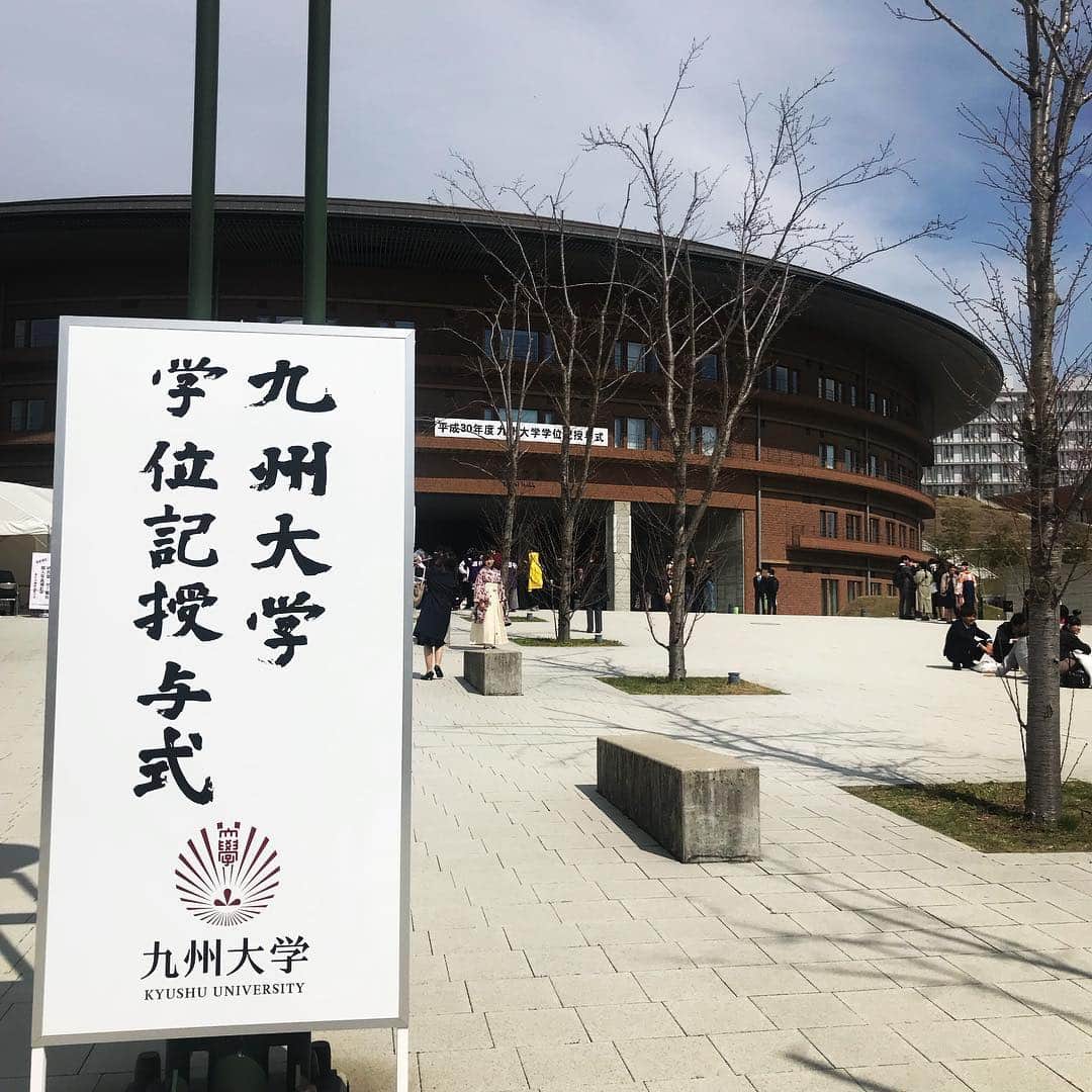 TOGGYさんのインスタグラム写真 - (TOGGYInstagram)「本日は九州大学「学位記授与式」に 参加させていただきました。  優秀な若人達よ！ この国を頼んだぞ。  そんな気持ち🎓  卒業おめでとう‼️ #toggy #itocampus #fukuoka #kyushuuniversity #japan」3月20日 14時15分 - dj_toggy