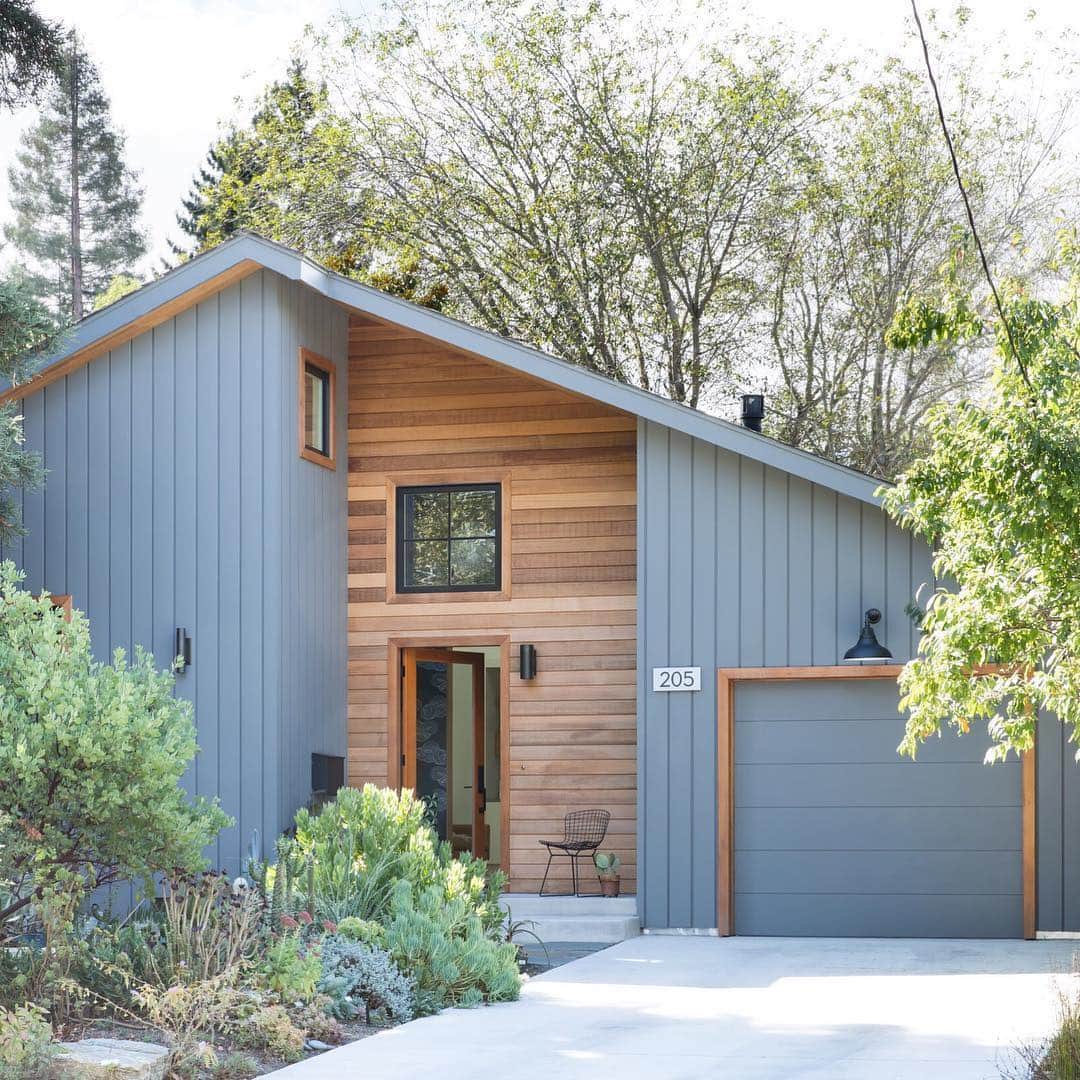Design Milkさんのインスタグラム写真 - (Design MilkInstagram)「On a scale from 1-10, this #home designed by @reganbakerdesign gets an 18 for curb appeal. 😍 photo by @suzannascottphoto」3月20日 14時17分 - designmilk