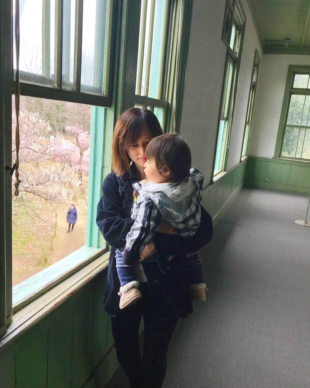 のインスタグラム：「とっても暖かくて#春 🌸ですね〜！ 先日#府中郷土の森 へ！ #レトロ な建物が沢山あり趣のある街並みでした！ #梅 が沢山咲いてました！  広い広場や#水遊び できるところもあってまた夏に息子を連れて来ようと思いました👙  大人入場料300円  #古い家 #古い街並み #子連れスポット #赤ちゃん連れスポット #子供の遊び場 #1歳4ヶ月  #ドライブ #TravelJapan #JapanTrip #ExploreJapan #JapanAdventure #JapanHoliday #Instatravel #Travelgram  #igtravel  #JapaneseTradition #sightseeing#tourism#観光#国内旅行 #東京オリンピック #TokyoOlympic  #旅スタグラム #ひな祭り #雛人形」