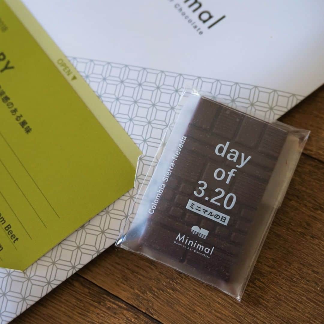 のインスタグラム：「.⠀ .⠀ 本日3/20は『ミニマル（320）の日』。⠀ いつも応援してくださる皆さまへの感謝の気持ちを込めて、今年もプレゼントをご用意しました！3/20～31の期間中、全店・オンラインショップをご利用のお客様、毎日先着100名に「シエラネバダ産チョコレート」をプレゼントします。 ⠀ .⠀ セミドライレーズンのような果実感が特徴のシングルオリジンチョコレートです。昨年数量限定で販売していた人気のチョコレートを今回のプレゼント用に復刻製造いたしました！⠀ 各店・オンラインショップともに毎日先着でプレゼントいたします。⠀ .⠀ ■プレゼント期間：3/20（水）～3/31（日）⠀ ■プレゼント条件：期間中ご来店の方（オンラインショップはご購入の方）、各店舗毎に先着順でプレゼント（各店合計で1日100名様）⠀ .⠀ 店舗では限定ドリンクやアイスクリームなどもご用意しています。ご来店お待ちしております！⠀ .⠀ . #MinimalChocolate #MinimalBeanToBarChocolate #BeanToBar #BeanToBarChocolate #craftchocolate #tomigaya #ミニマルチョコレート #ミニマルビーントゥバーチョコレート #ビーントゥバー #板チョコレート #クラフトチョコレート #シングルオリジンチョコレート #カカオ #富ヶ谷 #奥渋 #奥渋谷 #代々木八幡 #cacao #チョコレート専門店」