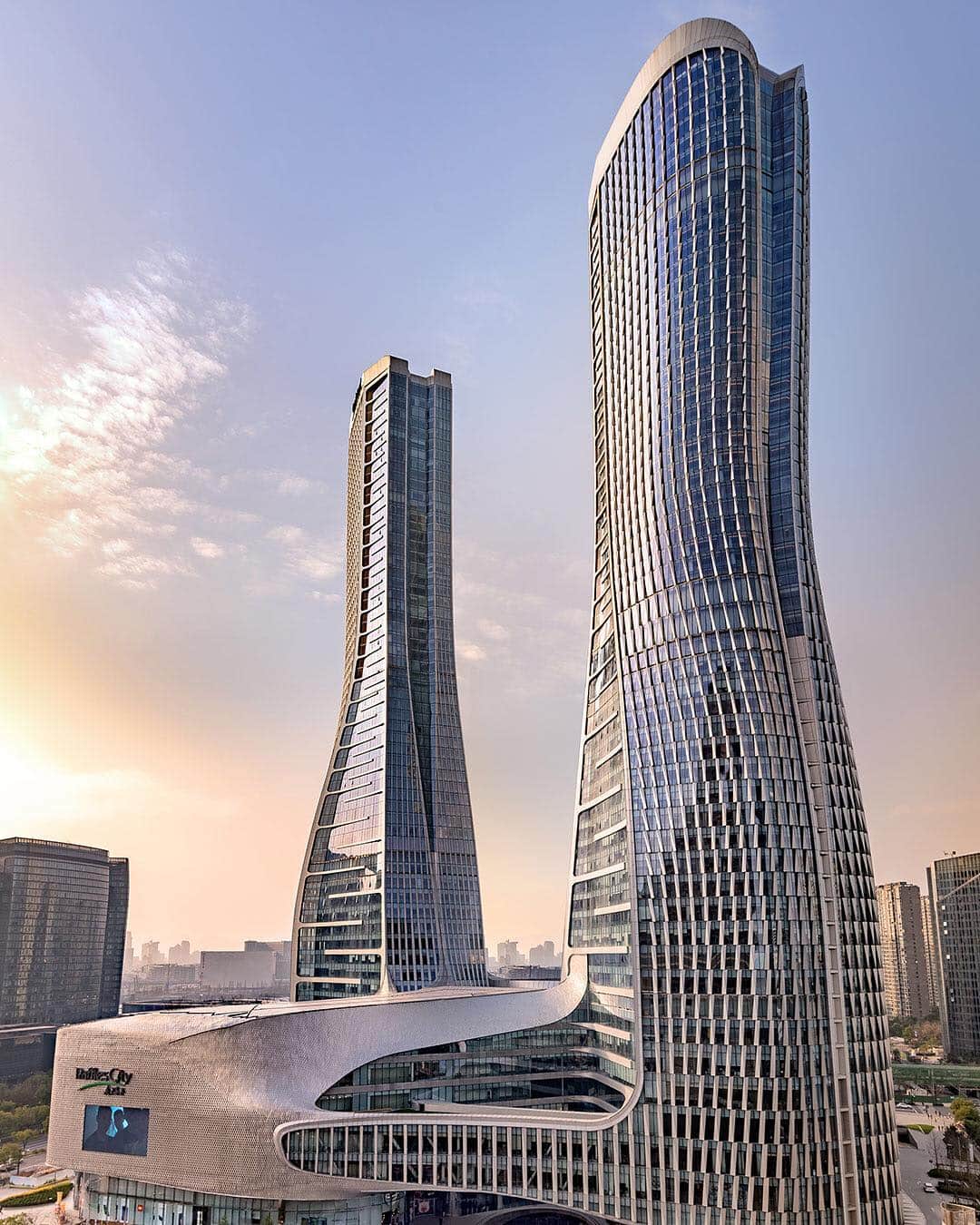 Conrad Hotelsのインスタグラム：「The all-new #ConradHangzhou has opened in the city’s Central Banking District. Venture to the 50th floor for an exceptional meal at Hangzhou’s highest restaurant, before experiencing nearby recreational and cultural attractions. #StayInspired」
