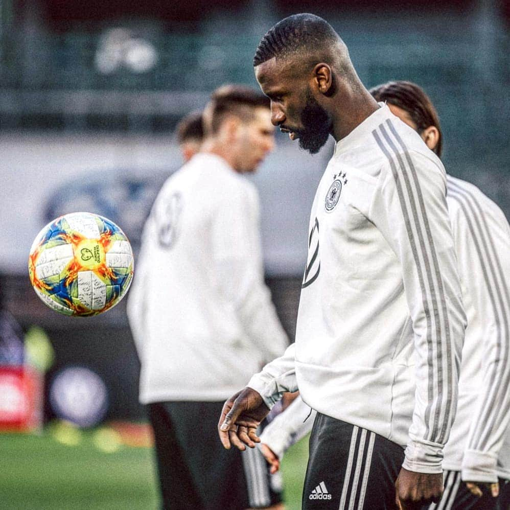 アントニオ・リュディガーさんのインスタグラム写真 - (アントニオ・リュディガーInstagram)「🤙🏾🇩🇪⚽ #Focus #Hustle #AlwaysBelieve @DFB_Team」3月20日 5時30分 - toniruediger