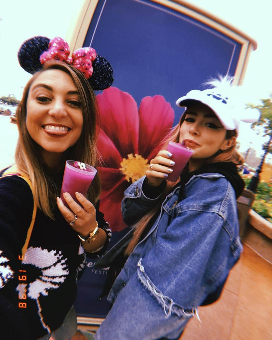 クリスシー・コスタンザさんのインスタグラム写真 - (クリスシー・コスタンザInstagram)「Disney day with @kelleegouldthorpe & my yeti hat 🥰 Now off to rehearse for this tour 🖤」3月20日 5時26分 - chrissycostanza