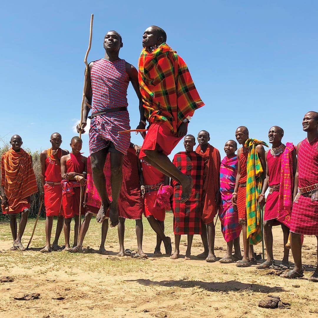 マキ・コニクソンさんのインスタグラム写真 - (マキ・コニクソンInstagram)「マサイ族の村に遊びに行って来ました！マサイ族は本当にオッサレ！民族衣装の色合いがなんとも言えなく素敵！ジャンプ力も半端ないーっ！優しくって人懐っこくて私はマサイ族が大好きになりました！❤️❤️ #旅のおすそ分け🤙🏼 #masara maraのおすそ分け🇰🇪」3月20日 5時38分 - makikonikson
