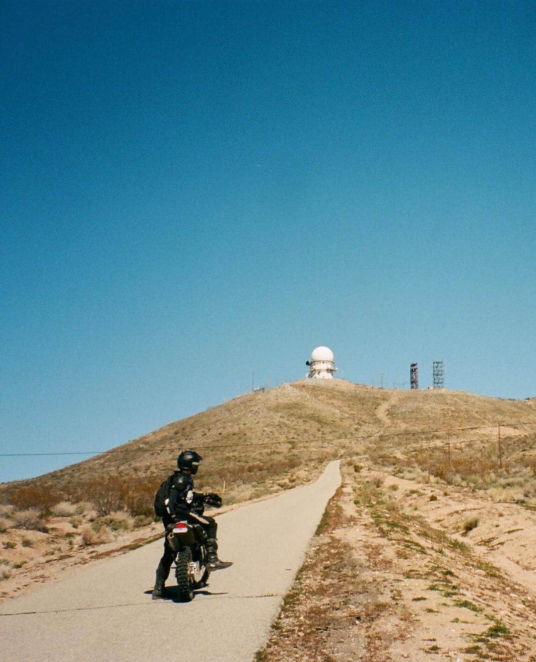 のインスタグラム：「Exploring in the desert over the weekend with @iamtommyenglish and @bigtastexxl」