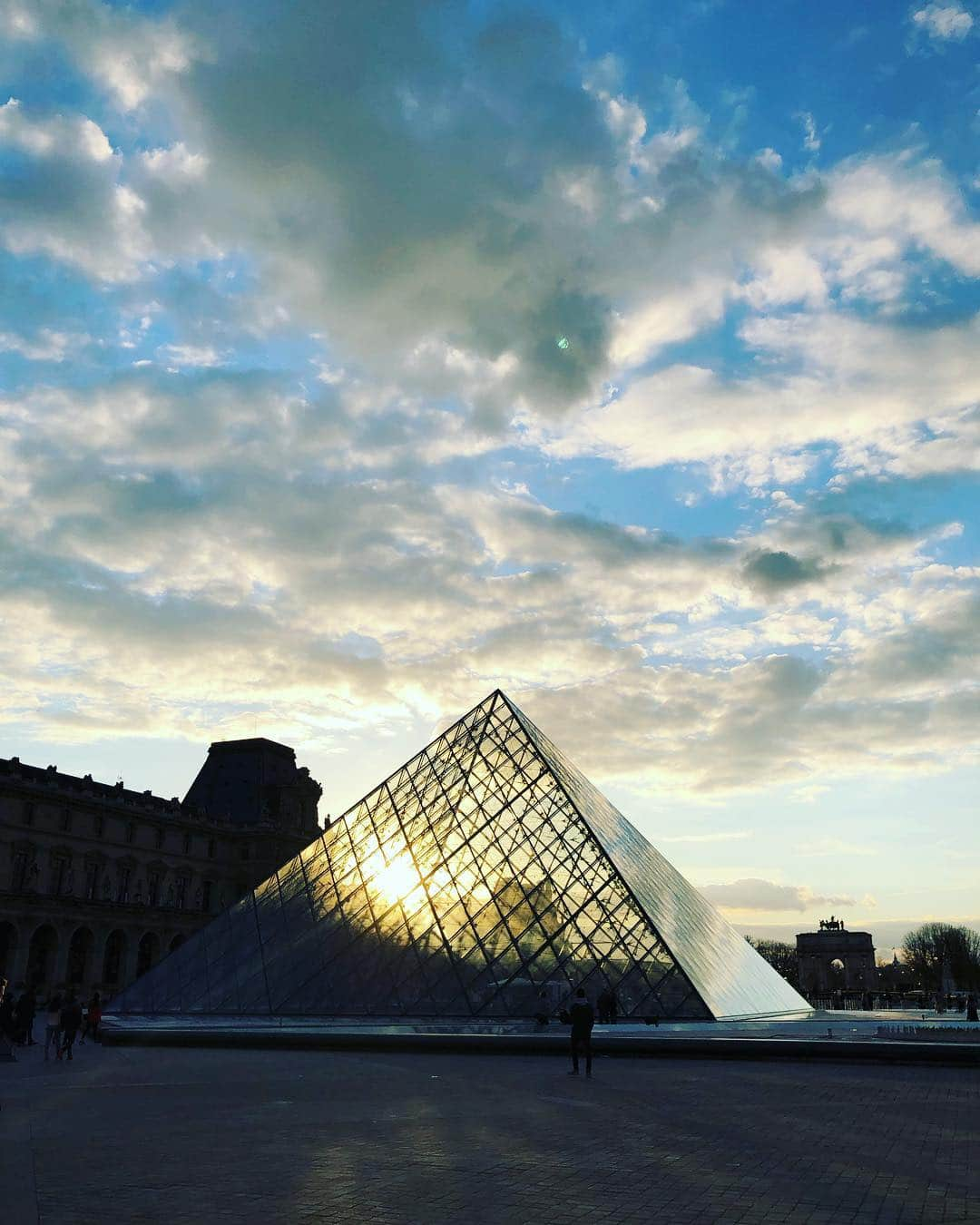 コンスタンス・ジマーさんのインスタグラム写真 - (コンスタンス・ジマーInstagram)「That’s one powerful crystal! #paris #louvre」3月20日 5時36分 - constancezimmer